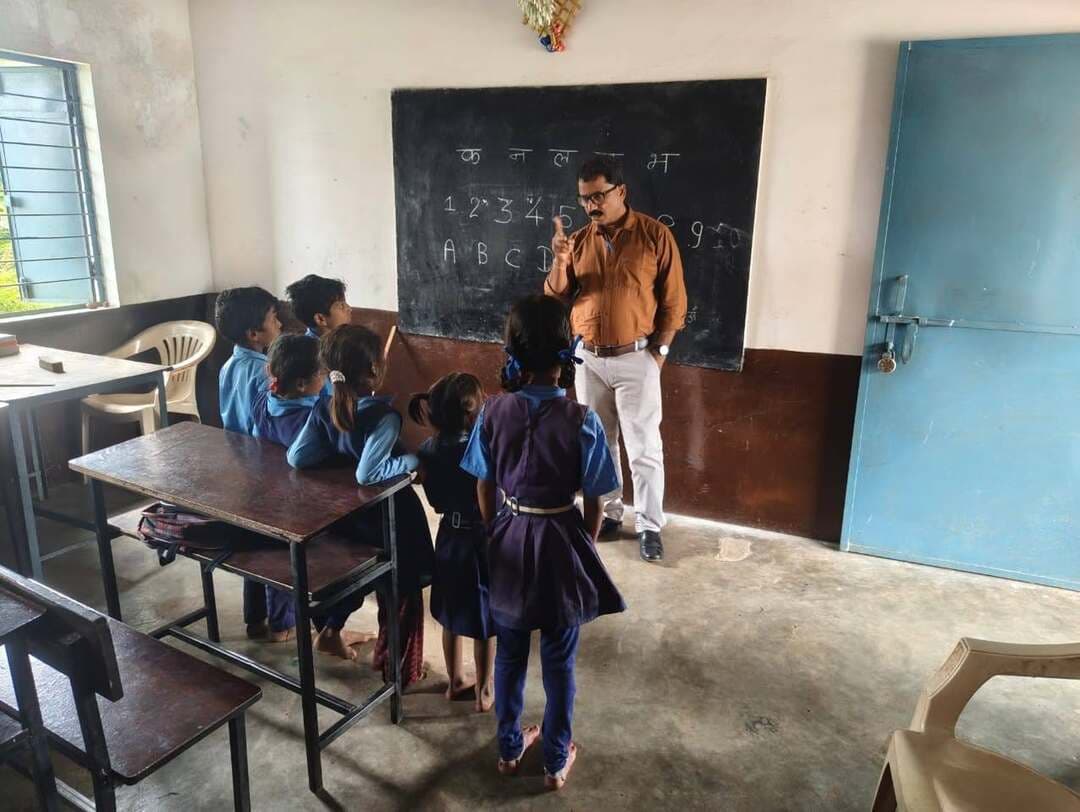 🔳स्कूल मॉनिटरिंग में सामने आईं शैक्षणिक चुनौतियां, सुधार के लिए तय किए लक्ष्य
🔳डाइट कटनी की टीम ने चार विद्यालयों का किया भ्रमण, शिक्षकों से 12 बिंदुओं पर संवाद
🔳कटनी – जिले में स्कूल शिक्षा की गुणवत्ता में सुधार और परिणाममूलक मॉनिटरिंग के उद्देश्य से कलेक्टर श्री आशीष तिवारी के निर्देश पर जिला शिक्षा एवं प्रशिक्षण संस्थान (डाइट) कटनी द्वारा विद्यालयों का सतत निरीक्षण एवं शैक्षणिक संवाद किया जा रहा है। इसी क्रम में डाइट की टीम द्वारा चार विद्यालयों का भ्रमण कर विद्यार्थियों के शैक्षणिक स्तर, शिक्षकों की उपस्थिति, शैक्षिक संसाधनों के उपयोग और विद्यालय प्रबंधन की स्थिति का जायजा लिया गया।
निरीक्षण के दौरान नवीन टिकरिया विद्यालय में कुल 26 विद्यार्थियों में से 6 विद्यार्थी उपस्थित मिले। उपस्थित विद्यार्थियों का शैक्षणिक स्तर संतोषजनक पाया गया। एक शिक्षक अनुपस्थित थे, लेकिन ऑनलाइन उपस्थिति प्रणाली से उनके अवकाश पर होने की जानकारी मिली। निरीक्षण में यह बात सामने आई कि अवकाश की सूचना विद्यालय में प्रदर्शित होना आवश्यक है, ताकि अभिभावकों एवं अन्य संबंधित लोगों को इसकी जानकारी मिल सके।
माध्यमिक शाला ठरका में विद्यार्थियों का शैक्षणिक स्तर अपेक्षाकृत संतोषजनक नहीं पाया गया। निरीक्षण के दौरान इसके कारणों में शैक्षिक संसाधनों का समुचित उपयोग नहीं होना तथा स्कूल हेड द्वारा शिक्षकों के कार्यों की पर्याप्त मॉनिटरिंग नहीं किया जाना प्रमुख रूप से सामने आया। इसके बाद सभी शिक्षकों की बैठक लेकर विद्यार्थियों के शैक्षणिक स्तर में सुधार के लिए लक्ष्य निर्धारित किए गए और लक्ष्यों की पूर्ति की प्रक्रिया पर विस्तृत चर्चा की गई। जन शिक्षक द्वारा आगामी सोमवार एवं मंगलवार को पूरे समय विद्यालय में उपस्थित रहकर शिक्षकों के साथ लक्ष्यों की पूर्ति के लिए कार्य किया जाएगा। विद्यार्थियों को ई-मटेरियल के उपयोग की प्रक्रिया भी समझाई गई तथा शिक्षकों से 12 बिंदुओं पर शैक्षणिक संवाद किया गया।
प्राथमिक शाला तखला में कुल 30 विद्यार्थियों में से 21 विद्यार्थी उपस्थित मिले। यहां विद्यार्थियों का शैक्षणिक स्तर संतोषजनक पाया गया। सरपंच श्री अनिल सिंह एवं शिक्षक श्री दिनेश पाली के संयुक्त प्रयासों से विद्यालय परिसर को हरियाली एवं बेहतर वातावरण के रूप में विकसित किया गया है। विद्यालय परिसर को ग्रामीण क्षेत्रों में स्कूल, आंगनबाड़ी एवं पंचायत भवन के समग्र विकास के लिए अनुकरणीय मॉडल के रूप में देखा गया। यहां मध्यान्ह भोजन की गुणवत्ता भी संतोषजनक पाई गई।
इसके बाद टीम द्वारा क्षेत्र के विद्यार्थियों की संख्या की दृष्टि से बड़े विद्यालय माध्यमिक शाला पहाड़ी का भ्रमण किया गया। विद्यालय में कुल 560 विद्यार्थी दर्ज हैं, लेकिन निरीक्षण के दौरान लगभग 60 विद्यार्थी ही उपस्थित मिले। शिक्षकों ने त्यौहार एवं बाजार को कम उपस्थिति के प्रमुख कारण बताया। इस पर विद्यार्थियों की नियमित उपस्थिति सुनिश्चित करने के लिए शिक्षकों एवं विद्यार्थियों से संवाद किया गया। उन्हें समझाया गया कि बाजार जाने का समय स्कूल के बाद रखा जाए और त्यौहारों का उल्लास त्यौहार के दिन मनाते हुए बच्चों की नियमित पढ़ाई जारी रखी जाए।
विद्यालय में उपस्थित विद्यार्थियों एवं 15 शिक्षक-शिक्षिकाओं से करीब एक घंटे तक शैक्षणिक चर्चा की गई और आगामी एक माह के लिए लक्ष्य निर्धारित किए गए। शिक्षकों की अलग से बैठक लेकर विद्यालय को और बेहतर बनाने के लिए 12 बिंदुओं पर विस्तार से चर्चा की गई।
DIET कटनी ने कहा कि जिले में अकादमिक चुनौतियों और विभिन्न स्तरों पर आने वाली बाधाओं के बावजूद शिक्षकों को विद्यार्थियों की शिक्षा के प्रति संवेदनशील बनाते हुए विद्यालयों के शैक्षणिक स्तर में निरंतर सुधार के प्रयास किए जा रहे हैं। जिला शिक्षा अधिकारी एवं जिला परियोजना समन्वयक के सहयोग से मॉनिटरिंग और शैक्षणिक संवाद को परिणाममूलक बनाने की दिशा में कार्य किया जा रहा है। अधिकारियों का उद्देश्य विद्यालयों को केवल निरीक्षण तक सीमित न रखते हुए शिक्षकों के साथ मिलकर निर्धारित लक्ष्यों की पूर्ति कर ‘संकल्प से सिद्धि’ की ओर आगे बढ़ना है।
#JansamparkMP
#CMMadhyaPradesh
#DrMohanYadav51
#udaypratapmp
#jbpcommissioner
#katni
#कटनी