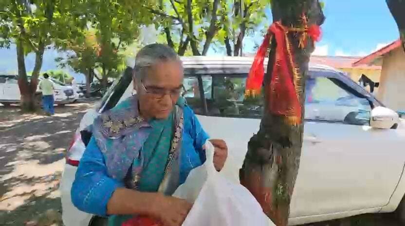 रक्षाबंधन पर पेड़-पौधों को बांधी राखी, पर्यावरण संरक्षण का लिया संकल्प
गोपेश्वर। जहां देशभर में भाई-बहन के पवित्र रिश्ते का पर्व रक्षाबंधन धूमधाम से मनाया गया, वहीं चमोली जिले के गोपेश्वर में रक्षाबंधन का अनोखा रूप देखने को मिला। यहां लोगों ने पेड़-पौधों को रक्षा सूत्र बांधकर उनके संरक्षण और सुरक्षा का संकल्प लिया। पिछले 13 वर्षों से जारी इस पहल में बच्चों ने भी उत्साह के साथ भागीदारी की।
रक्षाबंधन के अवसर पर गोपेश्वर नगर के विभिन्न स्थानों पर लोगों ने पौधों को राखी बांधी और उन्हें परिवार के सदस्य की तरह सुरक्षित रखने का संकल्प लिया। पिछले 13 वर्षों से यहां पौधारोपण के साथ ही पौधों के संरक्षण का अभियान चलाया जा रहा है। हर वर्ष रक्षाबंधन के पर्व पर पेड़-पौधों को रक्षा सूत्र बांधकर पर्यावरण संरक्षण का संदेश दिया जाता है।
कार्यक्रम में बच्चों ने भी बढ़-चढ़कर हिस्सा लिया। आयोजकों ने कहा कि रक्षाबंधन केवल भाई-बहन के रिश्ते को मजबूत करने का पर्व नहीं है, बल्कि यह प्रकृति के साथ अपने रिश्ते को मजबूत करने का भी अवसर है। बढ़ते प्रदूषण, ग्लोबल वार्मिंग और पर्यावरणीय बदलावों के बीच पेड़-पौधों का संरक्षण मानव जीवन के लिए बेहद जरूरी है। इसी उद्देश्य से बच्चों को पर्यावरण संरक्षण के प्रति जागरूक करने के लिए यह पहल लगातार जारी रखी जा रही है।
कार्यक्रम के आयोजक मनोज तिवारी ने कहा कि चमोली की पहचान पर्यावरण संरक्षण के आंदोलनों से जुड़ी रही है। यही वह धरती है, जहां गौरा देवी और क्षेत्र की महिलाओं ने जंगलों को बचाने के लिए चिपको आंदोलन की ऐतिहासिक मिसाल पेश की। उन्होंने कहा कि पेड़-पौधों को राखी बांधने की पहल उसी पर्यावरणीय चेतना को आगे बढ़ाने का प्रयास है।
रक्षाबंधन के इस अनोखे आयोजन ने भाई-बहन के रिश्ते के साथ मानव और प्रकृति के रिश्ते को भी मजबूत करने का संदेश दिया। आयोजकों का कहना है कि आने वाली पीढ़ियों को सुरक्षित और स्वच्छ भविष्य देना है तो पेड़-पौधों की रक्षा करना भी उतना ही जरूरी है, जितना अपने परिवार की रक्षा करना।