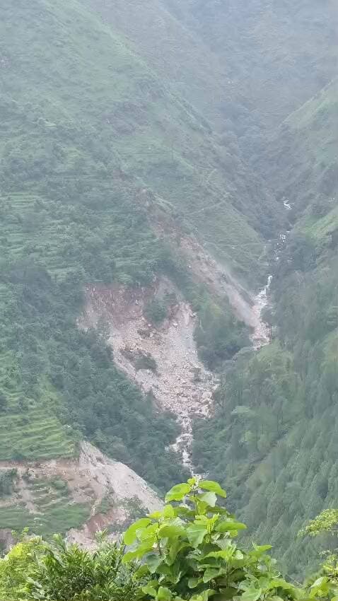 🚨 लखमारा गांव की पहाड़ी पर लगातार भूस्खलन, ग्रामीणों में दहशत
📍 कपकोट तहसील क्षेत्र
लखमारा गांव की पहाड़ी पर पिछले दो दिनों से लगातार हो रहे भूस्खलन से ग्रामीणों में भय का माहौल है। पहाड़ी से मलबा, बड़े बोल्डर और पेड़ लगातार गिरकर लखमारा गधेरे में पहुंच रहे हैं।
ग्रामीणों को आशंका है कि यदि कोई बड़ा बोल्डर गधेरे में गिरकर पानी का बहाव रोक देता है तो वहां तालाब जैसी स्थिति बन सकती है, जिससे नीचे बसे क्षेत्र में गंभीर खतरा पैदा हो सकता है।
भूस्खलन की चपेट में आने से शंकर सिंह, मोहन सिंह, जयत सिंह, अजब सिंह, उमा देवी, किशन सिंह और पौन सिंह समेत कई ग्रामीणों की कृषि भूमि मलबे में दब गई है। पहाड़ी पर कई जगह जमीन में दरारें भी पड़ गई हैं।
ग्राम प्रधान गीता देवी के अनुसार गैरखेत-लखमारा सड़क निर्माण के कारण भी क्षेत्र में भूस्खलन की स्थिति बनी है। वहीं प्रताप राम के मकान पर भी खतरा मंडरा रहा है।
🙏 ग्रामीणों ने जिला प्रशासन से प्रभावित क्षेत्र का तत्काल स्थलीय निरीक्षण, खतरे का आकलन और सुरक्षा के आवश्यक इंतजाम करने की मांग की है।
#कपकोट #लखमारा #भूस्खलन #Bageshwar #उत्तराखंड #UttarakhandNews #Landslide #BreakingNews