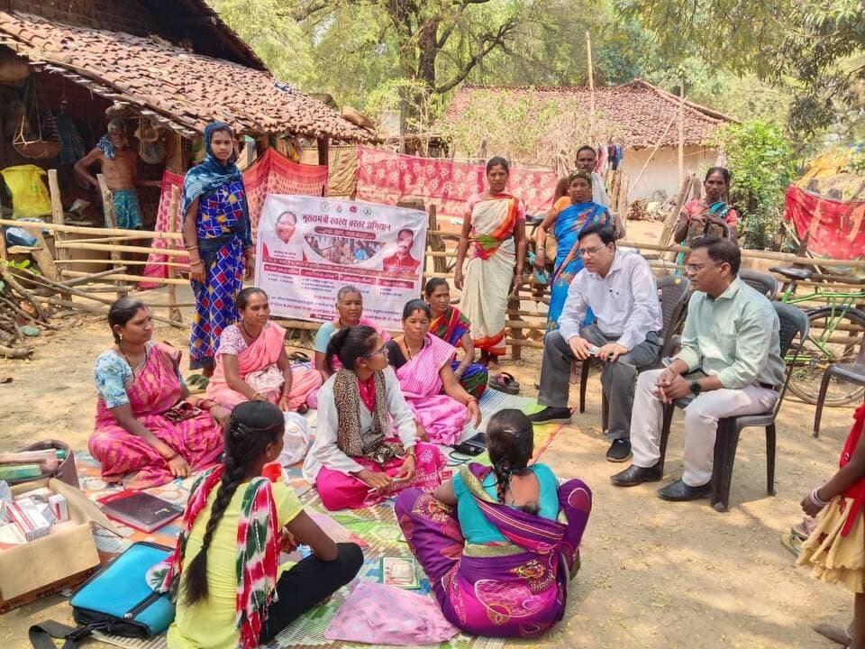 मुख्यमंत्री श्री विष्णु देव साय की पहल से संचालित मुख्यमंत्री स्वस्थ बस्तर अभियान के तहत कोण्डागांव जिले में स्वास्थ्य विभाग की टीमों ने गांव-गांव और घर-घर पहुंचकर व्यापक स्वास्थ्य जांच की।
अभियान के तहत जिले में 6 लाख 57 हजार 801 लोगों की स्क्रीनिंग की गई। इस दौरान मधुमेह, उच्च रक्तचाप, टीबी, कुष्ठ, कैंसर, मलेरिया और मोतियाबिंद जैसी बीमारियों की पहचान पर विशेष ध्यान दिया गया।
📌 प्रमुख उपलब्धियां
▪️ 1,678 नए मधुमेह मरीज चिन्हित
▪️ 1,951 नए उच्च रक्तचाप के मरीज चिन्हित
▪️ 345 संदिग्ध मोतियाबिंद मामले, 56 ऑपरेशन
▪️ 5 टीबी मरीजों की पुष्टि एवं उपचार शुरू
▪️ 55 संदिग्ध कुष्ठ मरीज चिन्हित
▪️ मलेरिया के 5 पुष्ट मामले उपचारित
दूरस्थ और पहुंचविहीन क्षेत्रों में मोबाइल मेडिकल यूनिट के माध्यम से भी स्वास्थ्य सेवाएं पहुंचाई गईं। अभियान का उद्देश्य केवल स्क्रीनिंग तक सीमित न रहकर चिन्हित मरीजों को जांच, परामर्श और उपचार से जोड़ना रहा।
स्वास्थ्य सुविधा लोगों के द्वार—स्वस्थ बस्तर की ओर मजबूत कदम।
#SwasthBastar #Chhattisgarh #Kondagaon #HealthForAll #SushasanSarkar