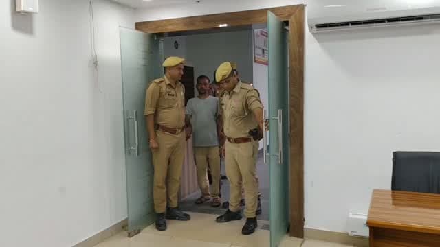 उधारी के विवाद में शकील की हत्या, आरोपित गिरफ्तार,देखिए आरोपी की वीडियो
कौशाम्बी। मंझनपुर थाना क्षेत्र के समदा गांव में 25 अगस्त को हुई शकील अहमद उर्फ राशिद की हत्या का पुलिस ने शुक्रवार को सफल अनावरण करते हुए एक आरोपित को गिरफ्तार किया है। पुलिस ने आरोपित की निशानदेही पर हत्या में प्रयुक्त चाकू, सिर पर वार करने में इस्तेमाल ईंट, मृतक के टूटे मोबाइल का पार्ट, पर्स व दस्तावेज बरामद किए हैं।
पुलिस के मुताबिक, 25 अगस्त की सुबह राम वनगमन मार्ग के किनारे निर्माणाधीन मकान में एक व्यक्ति का शव मिलने की सूचना मिली थी। मौके पर पहुंची पुलिस ने शव की शिनाख्त शकील अहमद उर्फ राशिद के रूप में कराई। घटना के संबंध में मंझनपुर थाने में मुकदमा दर्ज कर पुलिस अधीक्षक सत्यानारायण ने घटना के शीघ्र अनावरण और आरोपितों की गिरफ्तारी के लिए तीन टीमों का गठन किया था।
इसी क्रम में शुक्रवार को इलेक्ट्रॉनिक सर्विलांस, सीसीटीवी फुटेज और साक्ष्य संकलन के आधार पर प्रक�