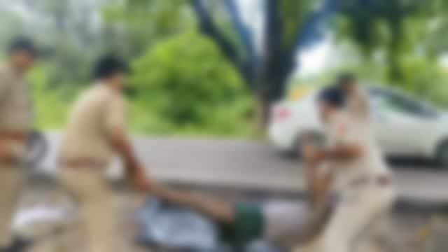 संदिग्ध परिस्थितियों में अधेड़ का शव मिलने से सनसनी
सिराथू, कौशांबी। सैनी थाना क्षेत्र के सिराथू कस्बे के वार्ड नंबर-1 नया नगर निवासी मैकूलाल (55) पुत्र कंचन का शव संदिग्ध परिस्थितियों में मिलने से इलाके में सनसनी फैल गई। सूचना पर पहुंची पुलिस ने शव कब्जे में लेकर पोस्टमार्टम के लिए भेज दिया।
पुलिस मामले की जांच में जुटी है। पोस्टमार्टम रिपोर्ट आने के बाद ही मौत की वास्तविक वजह स्पष्ट हो सकेगी।
#कौशाम्बी #सिराथू #सैनी #मैकूलाल #संदिग्धमौत पुलिसजांच KaushambiNews