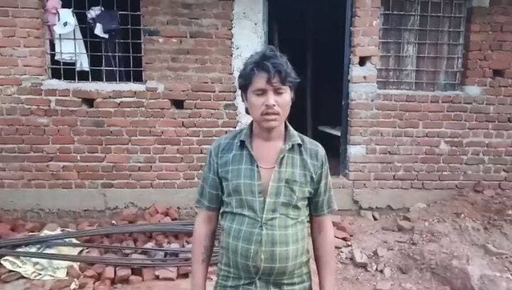 कच्चे मिट्टी के घर में गब्बर आदिवासी की कई पीढ़ी गुजर गईं, अब पक्का मकान बनना खुशनसीबी
न खेती की जमीन थी, न पक्का घर, मुआवजें से बदली किस्मत
केन बेतवा लिंक परियोजना से परिवार के 5 सदस्यों को मिले 67 लाख से अधिक रूपए
---------
केन बेतवा लिंक परियोजना कई गरीब आदिवासी परिवारों के जीवन में नई रोशनी लेकर आई है। इस परियोजना के अंतर्गत बनने वाले ढ़ोढन डैम से न सिर्फ लाखों लोगों को पेयजल, बल्कि किसानों की बहुआयामी जमीन को सिंचाई के रूप में आजीवन स्थायी सुविधा प्राप्त होगी। इसी के साथ एक ओर विस्थापित हो रहे परिवारों के जीवन में भी कई नए बलवाव हो रहे हैं। वे विकास एवं सुविधाओं की मुख्य धारा से जुड़ रहे हैं। हम बात करेंगे पलकौंहा निवासी श्री गब्बर आदिवासी की जिनकी न जाने कई पीढ़ी कच्चे मिट्टी के घरों में गुजर गई। उन्होंने बताया उनकी पीढ़ी भी मिट्टी के घरों में रहकर गुजर बसर कर रही थी। खेती की जमीन भी नहीं थी। परंतु अब केन बेतवा लिंक परियोजना अंतर्गत प्राप्त मुआवजें की राशि से ग्राम पीरा में प्लाट खरीद कर उनके अपने पक्के घर का सपना साकार हो रहा हैं। उन्होंने बताया कि वह खेती के लिए भी जमीन खरीदने की सोच रहे हैं। श्री गब्बर सहित परिवार में 5 सदस्य मां श्रीमती फुलिया आदिवासी पत्नि स्व. मलखान आदिवासी और भाई श्री राजू आदिवासी, श्री पप्पू आदिवासी एवं श्री राजकुमार आदिवासी प्रति व्यक्ति को 12.50 लाख रूपए कुल राशि 62 लाख 50 हजार रूपए पुनर्वास पैकेज की प्राप्त हुई। साथ ही मकान के लिए 5 लाख 26 हजार 608 रूपए प्राप्त हुए। कुल राशि 67 लाख 76 हजार 608 रूपए परिवार को प्राप्त हुई।
Dr Mohan Yadav
Chief Minister, MP
Jansampark Madhya Pradesh
#chhatarpur #केन_बेतवा_लिंक_परियोजना