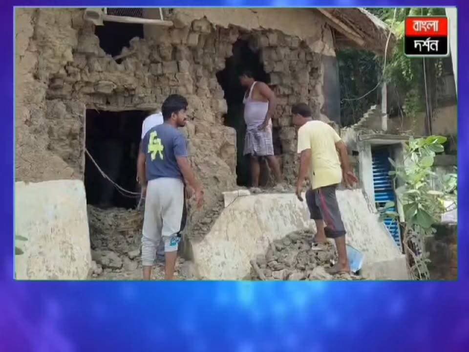 বাড়ি নয়, মুহূর্তে মৃত্যুপুরী! ভরতপুরে মাটির বাড়ি ভেঙে মর্মান্তিক পরিণতি
#bharatpur #murshidabad #news #kandi #bjp