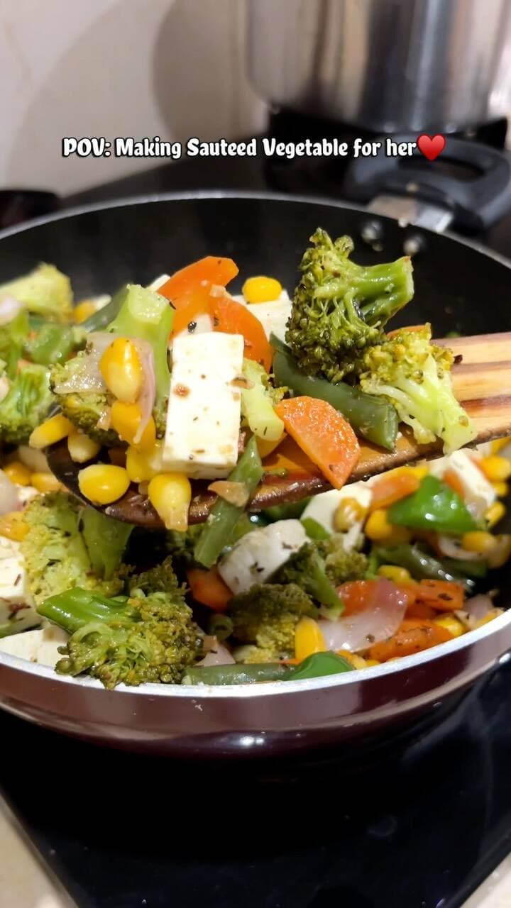 POV: Making Sautéed Vegetable For Her♥️
Chalo step by step batata hu kese banaya:
Sabse pehle broccoli, beand and carrots to cut krke 15 min setam karo
Than ek fry pan mai add kro, 1 tbsp oil, apne hisab se butter & ab usme 4 galrlic fine chop krke stir kro, and add kro apni favourite seasoning, mene yahan pr pizza mix dala hai
2 min saute krne ke baad add kro veggies and paneer and its ready🙌🏻
Comments mai batana kesa laga and next kya banau woh bhi😋
No repost🚫
#gwaliorfoodsters