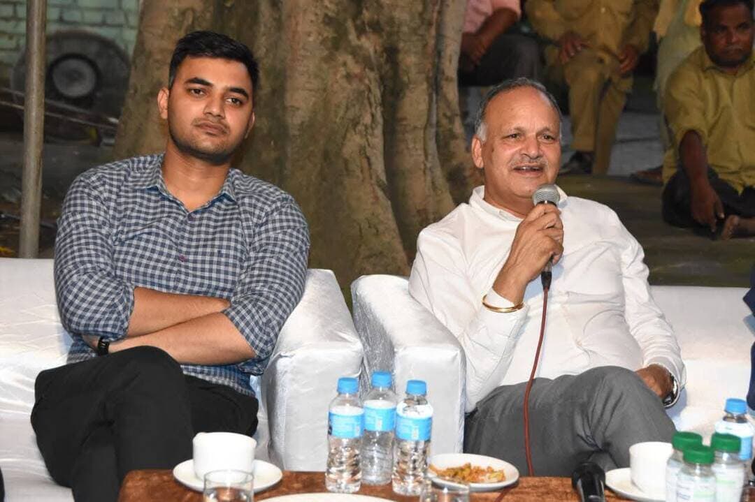 चरनिया में रात्रि ठहराव के दौरान उपायुक्त ने सुनी ग्रामीणों की समस्याएं
उपायुक्त सतपाल शर्मा ने ग्रामीणों की समस्याओं के प्राथमिकता से समाधान करने के दिए निर्देश
11 केवी तार से लेकर पेयजल, सड़क, बिजली और जलनिकासी की समस्याओं पर उपायुक्त ने दिए समयबद्ध कार्यवाही के निर्देश
पंचकूला, 28 अगस्त : हरियाणा सरकार के घर-द्वार पर जनसमस्याएं सुनने और उनके समाधान के उद्देश्य से चलाए जा रहे कार्यक्रम के तहत उपायुक्त श्री सतपाल शर्मा ने गुरुवार रात राजकीय उच्च विद्यालय, चरनिया, खंड पिंजौर में आयोजित रात्रि ठहराव कार्यक्रम के दौरान ग्रामीणों की समस्याएं सुनीं। उन्होंने डंगा निर्माण, पेयजल पाइपलाइन, ट्यूबवेल, सड़कों की मरम्मत, बिजली ट्रांसफॉर्मर, कच्चे रास्तों को पक्का करने तथा स्वच्छता सहित विभिन्न मांगों पर संबंधित अधिकारियों को आवश्यक दिशा-निर्देश दिए।
इस अवसर पर अतिरिक्त उपायुक्त श्री विवेक आर्य, एसडीएम कालका श्री संयम गर्ग, जिला विकास एवं पंचायत अधिकारी श्री विशाल पराशर, जिला वन मंडल अधिकारी श्री विशाल कौशिक, बीडीपीओ श्री विनय प्रताप तथा कालका के तहसीलदार श्री निखिल सिंगला सहित विभिन्न विभागों के अधिकारी मौजूद रहे।
गांव चरनिया के ग्रामीणों ने गुरुद्वारा साहिब में आने वाली संगत की सुरक्षा के मद्देनजर 11 केवी हाईटेंशन वायर बदलने की मांग रखी। उपायुक्त ने मामले का संज्ञान लेते हुए उत्तर हरियाणा बिजली वितरण निगम के संबंधित अधिकारियों को मौके का निरीक्षण कर बिजली की तारें बदलने के निर्देश दिए।
ग्रामीणों ने गांव में स्थापित अतिरिक्त ट्यूबवेल के अभी तक पूरी तरह संचालित न होने की शिकायत भी रखी। उपायुक्त ने जन स्वास्थ्य अभियांत्रिकी विभाग को ट्यूबवेल जल्द शुरू करने के निर्देश दिए। विभागीय अधिकारियों ने बताया कि आगामी 3-4 दिनों में बिजली कनेक्शन उपलब्ध हो जाएगा और 10 सितंबर तक ट्यूबवेल को पूर्ण रूप से संचालित कर दिया जाएगा।
उपायुक्त ने ग्रामीणों की मांग पर राजकीय उच्च विद्यालय, चरनिया में सफाई कर्मचारी-कम-चौकीदार की व्यवस्था करने के भी निर्देश दिए।
गांव चरनिया के पूर्व सरपंच ने गांव से गुजरने वाले नाले की मरम्मत की मांग रखी। उन्होंने बताया कि पूरे गांव का पानी नाले से होकर गुजरता है, लेकिन उचित व्यवस्था न होने के कारण बरसात में गंदा पानी गलियों में भर जाता है। उपायुक्त ने सरपंच और संबंधित अधिकारियों को नाले की जल्द मरम्मत करवाने के निर्देश दिए। ग्रामीणों ने राज्य सरकार की ओर से दिए गए 100-100 वर्ग गज के प्लॉटों तक जाने वाले रास्ते को पक्का करवाने की मांग भी रखी। उपायुक्त ने पंचायती राज विभाग के कार्यकारी अभियंता को रास्ता पक्का करवाने के निर्देश दिए।
ग्रामीणों ने गैस एजेंसी द्वारा सिलेंडर की सप्लाई के लिए कोई निश्चित समय निर्धारित नहीं होने की शिकायत की। इस पर उपायुक्त ने जिला खाद्य एवं आपूर्ति नियंत्रक को ग्रामीणों से बातचीत कर गैस एजेंसी के माध्यम से सिलेंडर वितरण का निश्चित समय तय करवाने के निर्देश दिए।
गांव करणपुर के ग्रामीणों ने बरसात के दौरान जलभराव की समस्या से अवगत करवाया। उन्होंने बताया कि पानी की निकासी की उचित व्यवस्था नहीं होने के कारण गांव में गंदा पानी जमा हो जाता है, जिससे असुविधा के साथ-साथ बीमारियां फैलने का खतरा भी रहता है।
उपायुक्त ने बीडीपीओ पिंजौर को मौके का निरीक्षण कर आवश्यक कार्रवाई करने के निर्देश दिए।
वहीं गांव गोरखनाथ के ग्रामीणों ने वर्षों पुराने बांध की खराब स्थिति की शिकायत की। ग्रामीणों के अनुसार बांध कई स्थानों से टूट चुका है, जिसके कारण बारिश के दौरान पानी आसपास के खेतों में भर जाता है और फसलों को नुकसान पहुंचता है। उपायुक्त ने बीडीपीओ पिंजौर, कृषि विभाग एवं पंचायती राज विभाग के एसडीओ को मौके का निरीक्षण कर जल्द रिपोर्ट प्रस्तुत करने के निर्देश दिए।
गांव पपलोहा में खेल स्टेडियम की चारदीवारी के निर्माण एवं मरम्मत की मांग पर उपायुक्त ने लोक निर्माण विभाग को जिला खेल अधिकारी के साथ समन्वय कर मौके का निरीक्षण करने और आवश्यकतानुसार एस्टिमेट तैयार करने के निर्देश दिए।
उपायुक्त ने अधिकारियों को निर्देश दिए कि रात्रि ठहराव कार्यक्रम के दौरान प्राप्त सभी शिकायतों और मांगों पर गंभीरता से कार्रवाई करते हुए जल्द रिपोर्ट प्रस्तुत की जाए, ताकि प्राथमिकता के आधार पर समस्याओं का समाधान सुनिश्चित हो सके। उन्होंने कहा कि कार्य में किसी भी प्रकार की लापरवाही या कोताही बर्दाश्त नहीं की जाएगी।
इससे पूर्व राजकीय उच्च विद्यालय, चरनिया पहुंचने पर गांव की सरपंच श्रीमती सविता तथा सरपंच एसोसिएशन, जिला पंचकूला के प्रधान एवं गांव कंडियाला के सरपंच श्री करण सिंह ने उपायुक्त का स्वागत किया।
इस अवसर पर करणपुर के सरपंच श्री जयराम, झोलूवाल के सरपंच श्री मनदीप, जिला परिषद सदस्य श्री राजिन्दर सिंह सहित विभिन्न विभागों के अधिकारी भी उपस्थित रहे।
#panchkulanews #panchkula #panchkulasocialmedia