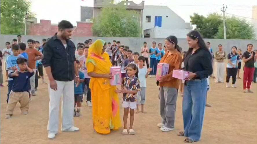 कपिल मुनि निशुल्क स्पोर्ट्स अकादमी में 125 खिलाड़ियों को उपहार भेंट किए गए
यूट्यूबर आनंद मंडल के परिवार की अनोखी पहल
#rahulsewagjhajhu #kolayatnews #bikanernews #dpknews #kolayat