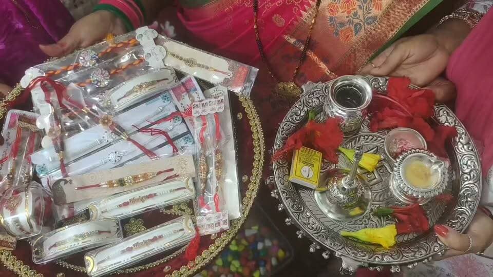 #आजमगढ़ में राखी से सजी थाली भाई ने कलाई में बधवाया रक्षा सूत्र दिया उपहार याद आ गई #अयोध्या