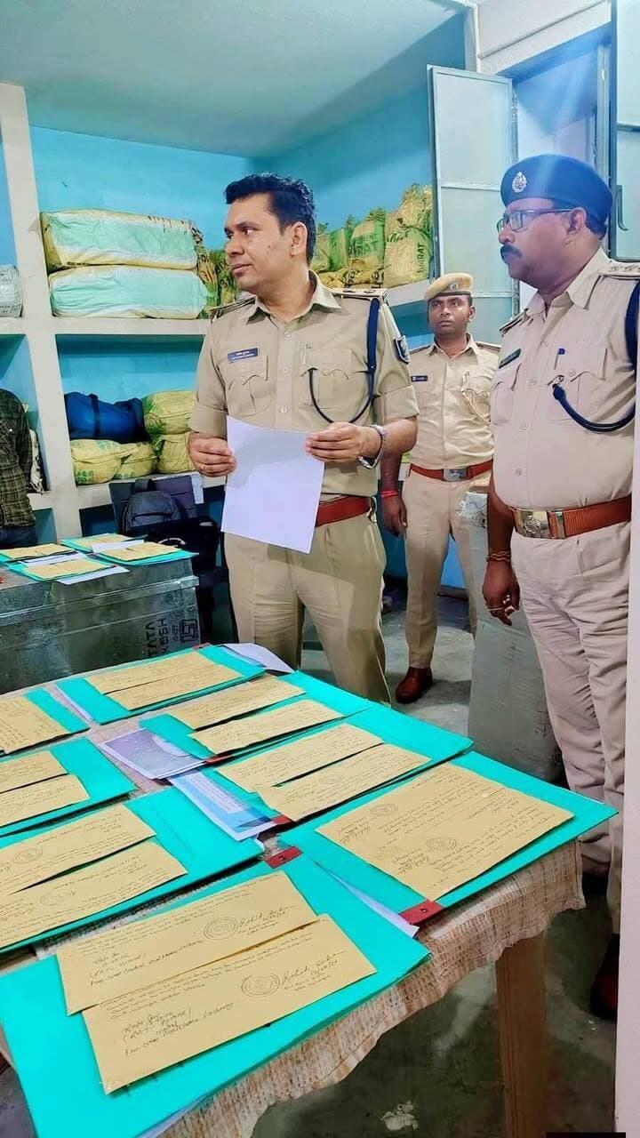 ANTF मलखाना का एसपी ने किया औचक निरीक्षण
किशनगंज। पुलिस अधीक्षक, किशनगंज ने शुक्रवार को ANTF (Anti-Narcotics Task Force) मलखाना का औचक निरीक्षण किया। इस दौरान मलखाना में संधारित विभिन्न जब्त सामग्रियों, अभिलेखों एवं पंजियों का अवलोकन कर साफ-सफाई, सुरक्षा व्यवस्था तथा अभिलेखों के समुचित संधारण की स्थिति का जायजा लिया। एसपी ने संबंधित पदाधिकारी एवं कर्मियों को जब्त सामग्रियों के सुरक्षित एवं व्यवस्थित रख-रखाव तथा सभी अभिलेखों को नियमानुसार अद्यतन रखने के निर्देश दिए।