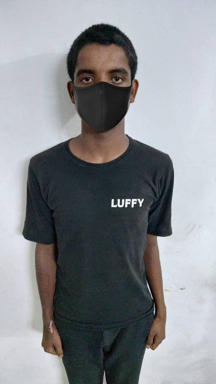 पुलिस प्रेस नोट 28 अगस्त 2026
*फोन स्नैचिंग के मामले में दो आरोपित गिरफ्तार, मोबाईल फोन व वारदात में प्रयोग मोटरसाईकिल बरामद*
फरीदाबाद- फरीदाबाद पुलिस द्वारा स्नैचिंन,चोरी व लूट की वारदात में शामिल आरोपितों के खिलाफ लगातार कार्रवाई की जा रही है। इसी क्रम में अपराध शाखा ऊचा गांव की टीम ने 2 आरोपितों को जेल से प्रोडेक्शन पर लेकर मोबाईल फोन व वारदात में प्रयोग मोटरसाईकिल को बरामद की गई है। आरोपितों की पहचान अनकेश वासी भागलपुर, बिहार हाल तिरखा कॉलोनी व ध्रुव वासी धौलपुर, राजस्थान हाल तिरखा कॉलोनी, फरीदाबाद के रूप में हुई है। दोनों आरोपितों को अपराध शाखा ऊंचा गांव की टीम ने ही गिरफ्तार कर जेल भेजा था।
पुलिस प्रवक्ता अनुसार खुर्शीद वासी कुरैशीपुर, फरीदाबाद ने पुलिस को दी शिकायत में बताया कि 10 अगस्त की रात को करीब 11 बजे सिही पुल के पास दो नामालूम मोटरसाइकिल सवार आये और उसके हाथ से मोबाईल फोन छीन कर ले गये। जिसकी शिकायत पर थाना सेक्टर-8 में संबंधित धाराओं में मामला दर्ज कर जांच आरंभ की गई।
उन्होंने आगे बताया कि अपराध शाखा ऊंचा गांव की टीम ने अनकेश व ध्रुव को जेल से प्रोडेक्शन पर लिया तथा उनकी निशानदेही पर स्नैच किया गया मोबाइल फोन तथा वारदात में प्रयोग मोटरसाइकिल को बरामद कर उनको न्यायिक हिरासत में जेल भेजा गया है।
प्रवक्ता,फरीदाबाद पुलिस