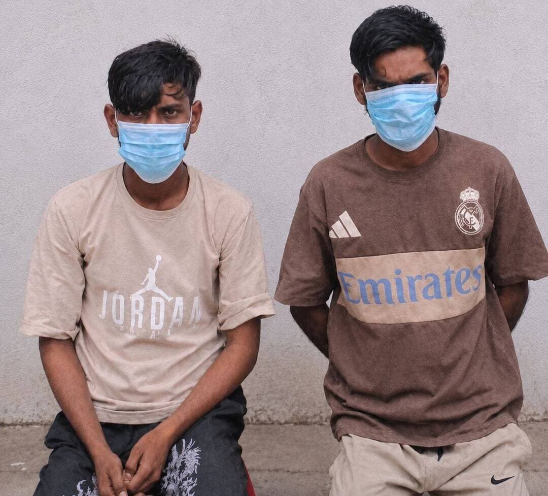 पुलिस प्रेस नोट 28 अगस्त 2026
*चोरी की दो मोटरसाइकिलें बरामद, तीन वाहन चोर गिरफ्तार*
*अपराध शाखाओं की कार्रवाई, अलग-अलग थाना क्षेत्रों में वाहन चोरी के मामलों का खुलासा*
फरीदाबाद, 28 अगस्त। शहर में वाहन चोरी की वारदातों पर अंकुश लगाने के लिए फरीदाबाद पुलिस की अपराध शाखाओं द्वारा लगातार कार्रवाई की जा रही है। इसी के निरन्तर में अपराध AVTS 2 और अपराध शाखा ऊंचा गांव की टीमों ने अलग-अलग मामलों में कार्रवाई करते हुए चोरी की 2 मोटरसाइकिलें बरामद कर 3 आरोपितों को गिरफ्तार किया है। पुलिस टीमों ने सभी आरोपितों को अदालत में पेश किया, जहां से उन्हें न्यायिक हिरासत में जेल भेज दिया गया।
*सेक्टर-17 थाना क्षेत्र में चोरी की मोटरसाइकिल के मामले में एक गिरफ्तार*
पुलिस प्रवक्ता अनुसार थाना सेक्टर-17 क्षेत्र में 22 जुलाई को मोटरसाइकिल चोरी होने के संबंध में एक मामला दर्ज किया गया था। मामले की जांच अपराध शाखा AVTS 2 की टीम द्वारा की जा रही थी। जांच के दौरान पुलिस टीम ने प्रेम कुमार वासी गांव गंगरौली, मथुरा हाल लाल कुंआ, दिल्ली को गिरफ्तार किया है। जिससे पूछताछ के बाद उनके कब्जे से चोरी की मोटरसाइकिल बरामद कर ली गई है।
*अपराध शाखा ऊंचा गांव की टीम ने दो वाहन चोरों को किया गिरफ्तार*
एक अन्य मामले में अपराध शाखा ऊंचा गांव की टीम ने भी 2 वाहन चोरों को जेल से प्रोडेक्शन पर लिया है।
पुलिस प्रवक्ता ने बताया कि थाना सेक्टर-58 में दर्ज एक वाहन चोरी के मामले में अपराध शाखा ऊंचा गांव की टीम ने गोपाल निवासी गांव बगीचा, आगरा, उत्तर प्रदेश, हाल सिही, सेक्टर-8, फरीदाबाद तथा रविन्द्र निवासी गांव निठार, भरतपुर, राजस्थान, हाल सिही, सेक्टर-8, फरीदाबाद को प्रोडेक्शन पर लेकर गिरफ्तार किया तथा उनके निशानदेही पर चोरी की मोटरसाइकिल बरामद की है।
सभी आरोपितों को नियमानुसार अदालत में पेश किया, जहां से उन्हें न्यायिक हिरासत में जेल भेज दिया गया।
प्रवक्ता, फरीदाबाद पुलिस