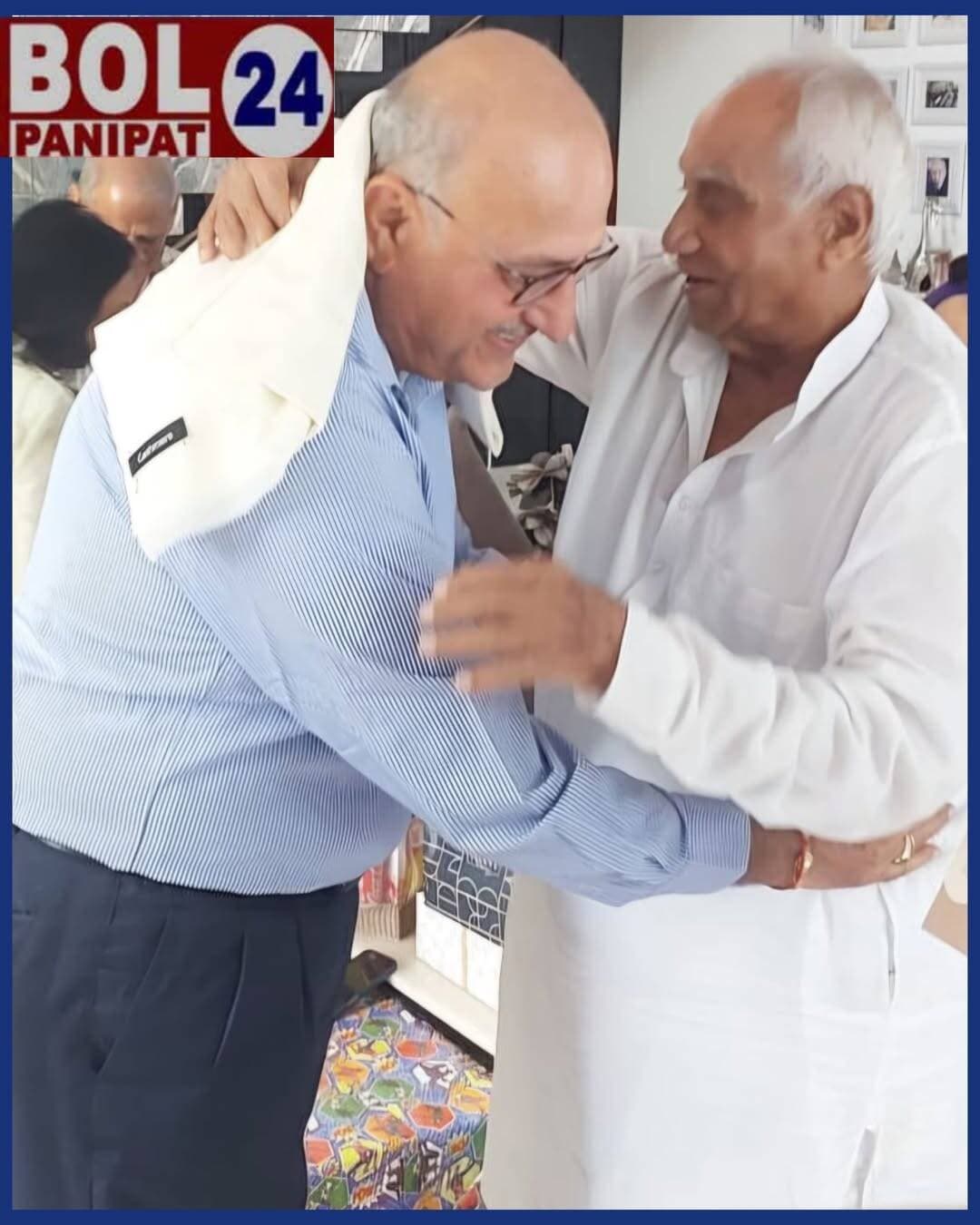 हरियाणा सरकार के नवनियुक्त एडवोकेट जनरल पवन मुटनेजा ने लिया नीति सैन भाटिया का आशीर्वाद
रविवार को हरियाणा प्रदेश के नवनियुक्त एडवोकेट जनरल पवन कुमार मुटनेजा मॉडल टाउन भारतीय जनता पार्टी के वरिष्ठ नेता नीति सैन भाटिया के निवास स्थान पहुंचे और उनका आशीर्वाद लिया। बता दे की हाल ही में ही हरियाणा सरकार ने हाई कोर्ट के वरिष्ठ वकील पवन कुमार मुटनेजा को एडवोकेट जनरल नियुक्त किया है।
भारतीय जनता पार्टी के वरिष्ठ नेता नीति सैन भाटिया ने कहा कि पवन कुमार पानीपत के समाजसेवी प्रेम कुमार के बेटे हैं और वह अपने पिता के बताए मार्ग पर चलकर हरियाणा हाई कोर्ट में सीनियर वकील की ड्यूटी निभाते हुए समाज की सेवा भी कर रहे हैं और हरियाणा सरकार ने एडवोकेट जनरल नियुक्त किया है उसके लिए इनको बहुत-बहुत बधाई। उन्होंने कहा कि बहुत ही सौभाग्य की बात है की पानीपत के पहले दो मंत्री, राष्ट्रीय महामंत्री और प्रदेश अध्यक्ष भी पानीपत से हैं और यह बड़ी उपलब्धि पानीपत के खाते में आई है। नवनियुक्त एडवोकेट जनरल पवन मुटनेजा ने कहा कि नीति सैन भाटिया और उनके पिता पारिवारिक संबंध है। आज परिवार के बीच पहुंचा हूं और अपने पिता के रूप में भाटिया जी का आशीर्वाद प्राप्त किया है और जो जिम्मेदारी हरियाणा सरकार ने मुझको दी है जिम्मेदारी को बहुत ही ईमानदारी के साथ निभाई जाएगी