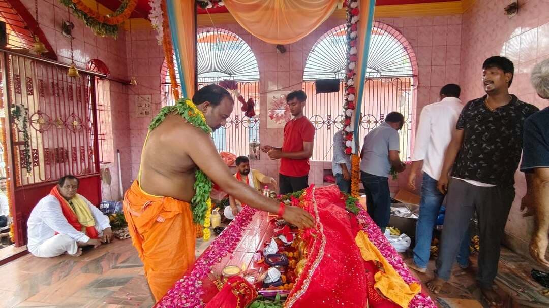 एक तरफ जयकारे, दूसरी तरफ भक्ति का रंग... गजाधरगंज में मां महाकाली का भव्य दरबार ..
खबर कमेंट बॉक्स में