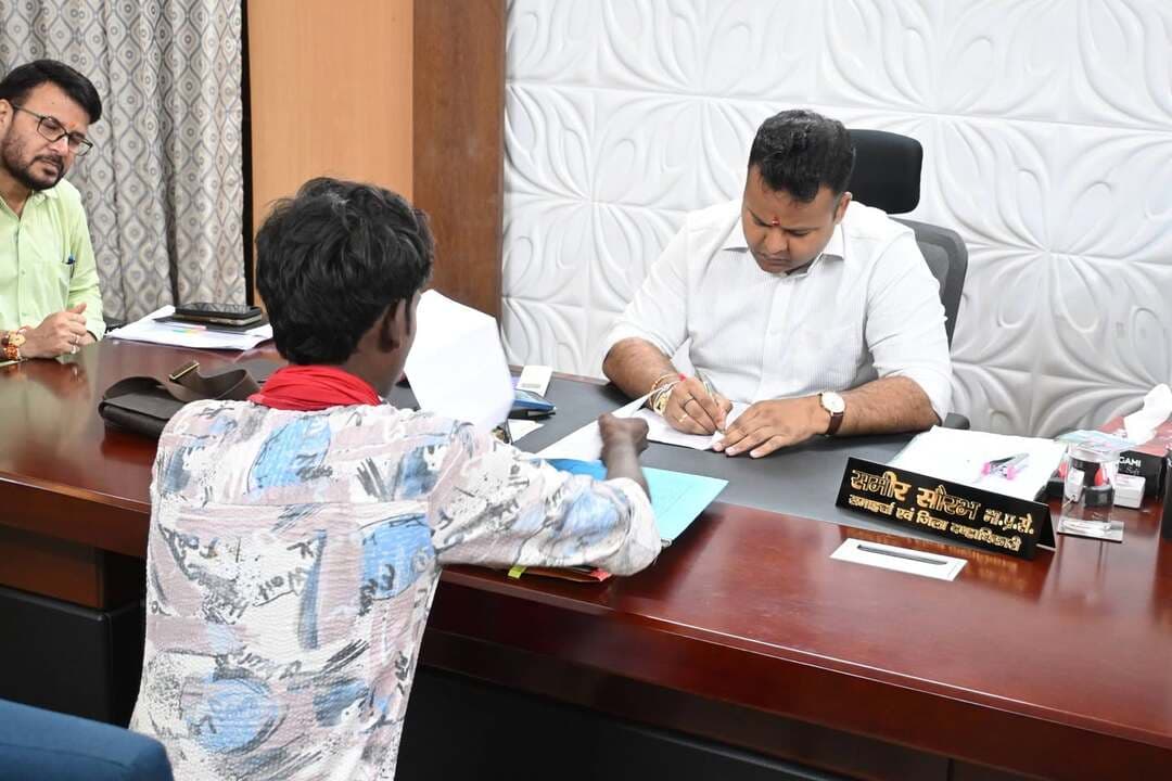 आज दिनांक 28 अगस्त 2026 को समाहरणालय स्थित कार्यालय प्रकोष्ठ में "सबका सम्मान–जीवन आसान" कार्यक्रम के तहत 'जनता के दरबार में जिला पदाधिकारी' का आयोजन किया गया। इस दौरान जिलाधिकारी श्री समीर सौरभ ने आम नागरिकों की समस्याएं गंभीरता और संवेदनशीलता के साथ सुनीं।
जनता दरबार में झिंगन मांझी, मराछी देवी, नग नारायण प्रसाद यादव एवं जहांगीर आलम सहित कुल 06 फरियादी अपनी समस्याओं को लेकर पहुंचे, जिनमें मुख्य रूप से भूमि विवाद से संबंधित मामले शामिल थे। डीएम ने अधिकारियों को केवल आवेदन प्राप्त करने के बजाय समस्या के अंतिम समाधान तक फॉलो-अप सुनिश्चित करने और टालमटोल या अनावश्यक विलंब न करने के सख्त निर्देश दिए।