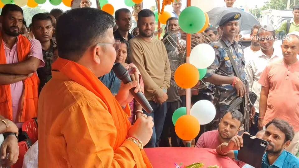 জেলায় প্রায় তিন লক্ষ প্রধানমন্ত্রী আবাসন যোজনায় পাকা বাড়ি পাবে যোগ্য ব্যক্তিরা। আড়শায় করনডি মোড়ে বিধায়ক সেবা কেন্দ্রের উদ্বোধন অনুষ্ঠানে জানালেন সাংসদ।
