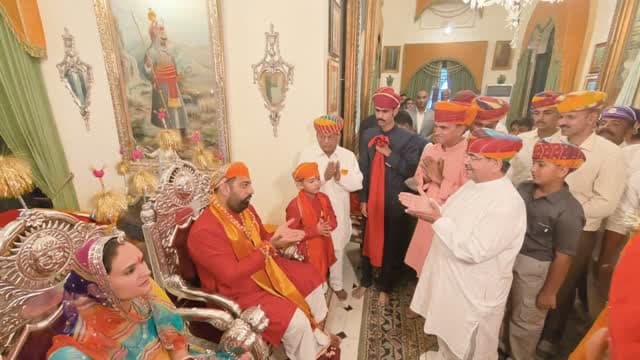 रक्षाबंधन पर 300 वर्ष पुरानी परंपरा को मिला नया जीवन
मारवाड़ के पांच गांवों के राजपुरोहित समाज ने
राजमहल उदयपुर पहुंचकर डॉ. लक्ष्यराज सिंह मेवाड़ को बांधी राखी
उदयपुर।
रक्षाबंधन के पावन पर्व पर मारवाड़ के घेनड़ी, पिलोवणी, वणदार, रूंगड़ी और शिवतलाव गांवों के राजपुरोहित समाज के प्रतिनिधियों ने राजमहल उदयपुर पहुंचकर मेवाड़ के 77वें श्री एकलिंग दीवान श्रीजी हुजूर डॉ. लक्ष्यराज सिंह मेवाड़ और उनके परिवार को राखी बांधी और प्राचीन आत्मीय संबंधों की परंपरा को पुनः जीवंत किया।
डॉ. लक्ष्यराज सिंह मेवाड़ ने पांचों गांवों के समाजजनों का आत्मीय स्वागत करते हुए उन्हें रक्षाबंधन की शुभकामनाएं दीं। इस अवसर पर राजपुरोहित समाज की ओर से राखी बांधना मेवाड़ पूर्व राजपरिवार और इन पांचों गांवों के बीच सदियों पुराने भाई-बहन के स्नेह, विश्वास और आत्मीय रिश्ते की पुनर्स्थापना का प्रतीक बना।
ऐतिहासिक रूप से इन गांवों की बहन-बेटियां राजमहल में राखी भेजती रही हैं