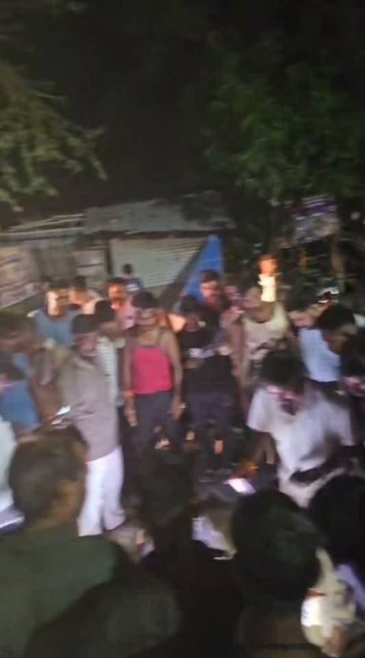 साधु यादव निवासी शांति नगर पर किया बाग ने हमला*
साधु यादव की मौके पर ही हुई मौत
लोगों ने रामनगर तिराहे पर शव को रखकर किया चक्का जाम*
*🚨लोगों ने बताया बाघ शांतिनगर, गांधीनगर, बल फॉर्म सहित क्षेत्र में लगातार कई दिन से कर रहा था विचरण संपूर्णनगर के निकट पीलीभीत जिले का मामला #LakhimpurKheri #followers #highlights