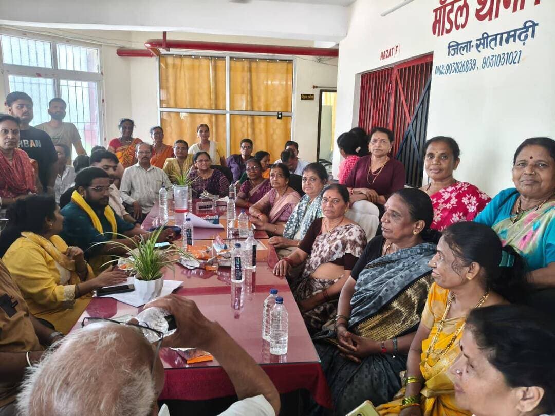 नेपाल में आई आकस्मिक फ्लैश फ्लड के कारण उत्पन्न विषम परिस्थितियों में काठमांडू में फंसे महाराष्ट्र के 106 तीर्थयात्रियों द्वारा महाराष्ट्र सरकार से संपर्क किया गया। महाराष्ट्र सरकार द्वारा बिहार सरकार से समन्वय स्थापित किए जाने के उपरांत, दिनांक 28 अगस्त को बिहार सरकार के निर्देश एवं समन्वय में सीतामढ़ी जिला प्रशासन द्वारा त्वरित एवं प्रभावी कार्रवाई करते हुए सभी 106 तीर्थयात्रियों को नेपाल सीमा से सुरक्षित सीतामढ़ी लाया गया।
सीतामढ़ी जिला प्रशासन की टीम द्वारा तीर्थयात्रियों को सुरक्षित रूप से एस्कॉर्ट करते हुए सीतामढ़ी लाया गया। इस दौरान जिला प्रशासन द्वारा तीर्थयात्रियों की आवश्यकताओं को ध्यान में रखते हुए भोजन एवं पेयजल सहित अन्य आवश्यक सुविधाओं की समुचित व्यवस्था सुनिश्चित की गई।
सभी तीर्थयात्रियों को आवश्यक सहयोग एवं सुरक्षा प्रदान करते हुए सकुशल महाराष्ट्र के लिए रवाना किया जा रहा है। सुरक्षित वापसी पर तीर्थयात्रियों ने सीतामढ़ी जिला प्रशासन एवं बिहार सरकार द्वारा प्रदर्शित तत्परता, संवेदनशीलता तथा प्रभावी राहत एवं बचाव प्रयासों के प्रति आभार व्यक्त करते हुए धन्यवाद ज्ञापित किया।
उक्त राहत एवं बचाव अभियान में बिहार सरकार एवं जिला प्रशासन द्वारा प्रदर्शित त्वरित कार्रवाई, प्रभावी अंतर-राज्यीय समन्वय तथा मानवीय दृष्टिकोण की विदेश मंत्रालय (MEA) एवं गृह मंत्रालय (MHA) द्वारा भी सराहना की गई। यह अभियान विभिन्न स्तरों पर स्थापित प्रभावी समन्वय, त्वरित निर्णय एवं संवेदनशील प्रशासनिक कार्रवाई का उल्लेखनीय उदाहरण रहा।