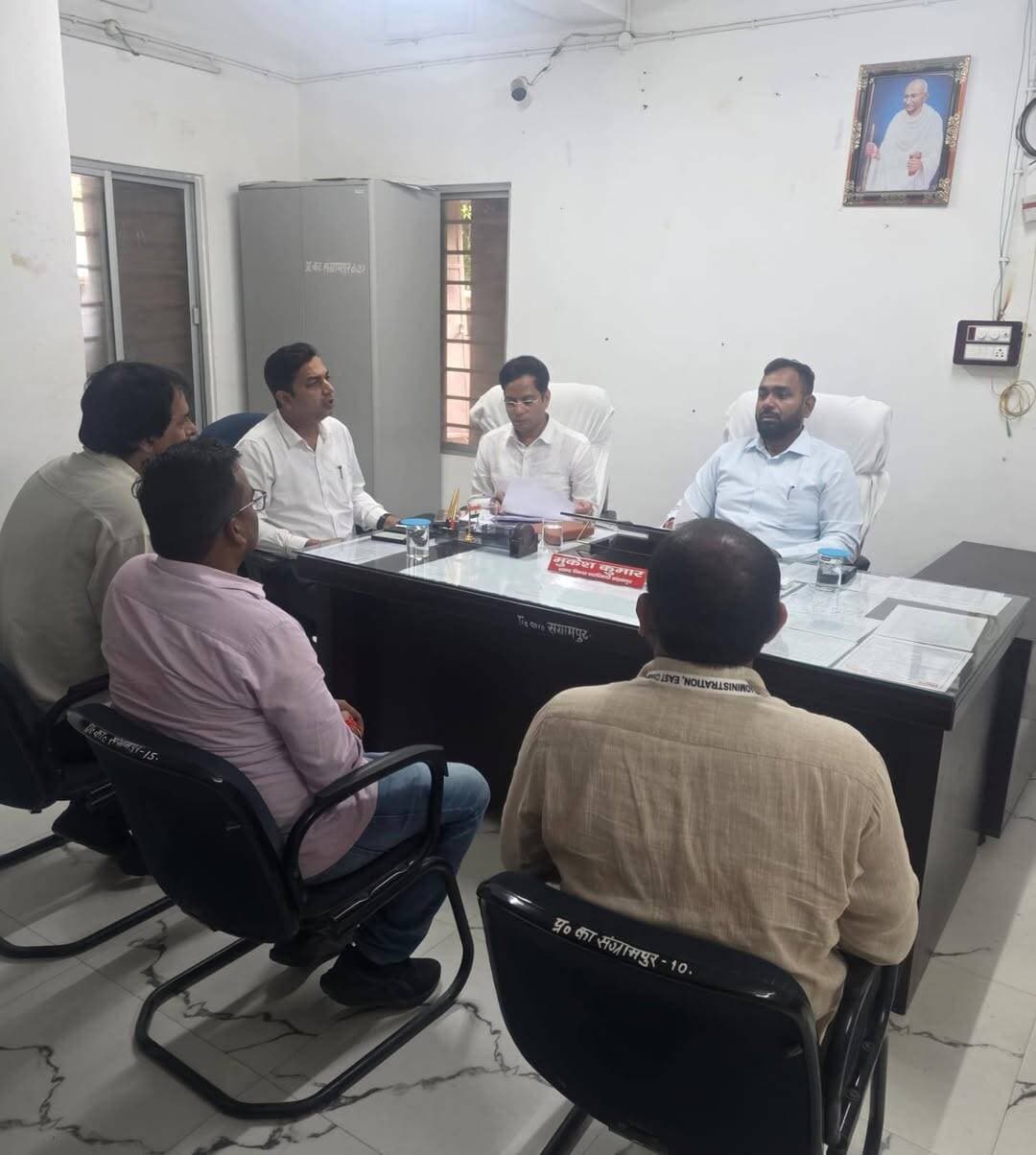 जिलाधिकारी श्री सौरभ सुमन यादव के द्वारा आज उप विकास आयुक्त डॉ प्रदीप कुमार और सदर एसडीओ श्री अरुण कुमार के साथ संग्रामपुर अंचल कार्यालय का निरीक्षण किया गया निरीक्षण के दौरान बायोमेट्रिक उपस्थिति दर्ज करने एव इसका कड़ाई से अनुपालन करने हेतु सभी पदाधिकारियों एवं कर्मियों को निर्देश दिए।
दाखिल खारिज के लंबित मामलो को यथाशिघ्र निष्पादित करने का निर्देश दिया गया।
परिमार्जन से संबंधित लंबित मामलों को यथाशिघ्र निष्पादित करने का निर्देश दिया गया।
आवास के दूसरे एव तिसरे किश्त के भुगतान पूर्व सभी लाभुकों की शत प्रतिशत Geo tagging करा लेने का निर्देश दिया गया।
संभावित बाढ़ से संबंधी आपदा से निपटने के आवश्यक तैयारी करने के लिए अंचल अधिकारी को निर्देशित किया गया। विशेष रूप से सामुदायिक किचेन, पशुआहार,पेयजल से संबंधित शत प्रतिशत तैयारी करने हेतु निर्देशित किया गया।
Information & Public Relations Department, Government of Bihar