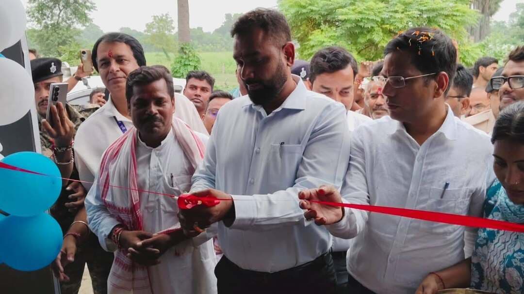 *पूर्वी चंपारण में महिला स्वावलंबन की नई पहल: संग्रामपुर प्रखंड में जिले के प्रथम ‘जीविका सुधा बिक्री केंद्र’ का शुभारंभ*
जिलाधिकारी श्री सौरभ सुमन यादव ने किया उद्घाटन, जीविका दीदियों के आर्थिक सशक्तिकरण और ग्रामीण आजीविका को मिलेगा नया आयाम
महिला सशक्तिकरण, ग्रामीण आजीविका संवर्धन एवं स्थानीय स्तर पर रोजगार के अवसरों को बढ़ावा देने की दिशा में पूर्वी चंपारण जिले ने एक महत्वपूर्ण कदम उठाया है। मुख्यमंत्री महिला रोजगार योजना के अंतर्गत जिले के संग्रामपुर प्रखंड में प्रथम ‘जीविका सुधा बिक्री केंद्र’ का विधिवत शुभारंभ श्री जिलाधिकारी श्री सौरभ सुमन यादव द्वारा फीता काटकर किया गया।
उद्घाटन समारोह में उप विकास आयुक्त श्री प्रदीप कुमार एवं अनुमंडल पदाधिकारी सदर श्री अरुण कुमार की गरिमामयी उपस्थिति रही। कार्यक्रम में जीविका एवं जिला प्रशासन के वरीय पदाधिकारियों के साथ-साथ स्थानीय जनप्रतिनिधि एवं अन्य गणमान्य अतिथि उपस्थित रहे।
उद्घाटन के अवसर पर जिलाधिकारी श्री सौरभ सुमन यादव ने कहा कि ‘जीविका सुधा बिक्री केंद्र’ ग्रामीण महिलाओं को आर्थिक रूप से आत्मनिर्भर बनाने की दिशा में एक महत्वपूर्ण पहल है। इस केंद्र के माध्यम से एक ओर आमजन को सुधा के गुणवत्तापूर्ण दुग्ध एवं अन्य उत्पाद स्थानीय स्तर पर सहज रूप से उपलब्ध होंगे, वहीं दूसरी ओर जीविका दीदियों के लिए स्थायी आय एवं स्वरोजगार का अवसर सृजित होगा। उन्होंने कहा कि महिलाओं की आर्थिक भागीदारी बढ़ने से न केवल परिवार की आर्थिक स्थिति मजबूत होगी, बल्कि ग्रामीण अर्थव्यवस्था को भी गति मिलेगी।
ग्रामीण क्षेत्रों तक पहुंचेगा रोजगार और गुणवत्तापूर्ण उत्पाद
जिले में इस पहल के व्यापक विस्तार की योजना है। प्रशासन एवं जीविका के समन्वित प्रयास से प्रखंड एवं पंचायत स्तर तक जीविका सुधा बिक्री केंद्रों के विस्तार की दिशा में कार्य किया जा रहा है। इससे ग्रामीण क्षेत्रों में स्थानीय स्तर पर रोजगार के अवसर बढ़ेंगे तथा लोगों को गुणवत्तापूर्ण दुग्ध एवं खाद्य उत्पाद आसानी से उपलब्ध हो सकेंगे।
यह पहल जीविका दीदियों को उद्यमिता से जोड़ने, उनकी आय में वृद्धि करने तथा उन्हें आर्थिक रूप से सशक्त एवं आत्मनिर्भर बनाने में महत्वपूर्ण भूमिका निभाएगी। साथ ही, स्थानीय स्तर पर उत्पादों की उपलब्धता बढ़ने से ग्रामीण उपभोक्ताओं को भी इसका प्रत्यक्ष लाभ मिलेगा।
कार्यक्रम के दौरान जीविका एवं प्रशासन के अधिकारियों ने कहा कि जीविका और सुधा (कॉम्फेड) का यह संयुक्त प्रयास महिला उद्यमिता को बढ़ावा देने के साथ-साथ ग्रामीण अर्थव्यवस्था को मजबूत करने की दिशा में एक प्रभावी मॉडल साबित होगा।
समारोह में जिला परियोजना प्रबंधक श्री सौरभ कुमार, संग्रामपुर के प्रखंड विकास पदाधिकारी श्री मुकेश कुमार, प्रखंड परियोजना प्रबंधक श्री मनोज कुमार सहित स्थानीय जनप्रतिनिधि एवं संबंधित पदाधिकारी प्रमुख रूप से उपस्थित रहे।
अतिथियों ने इस पहल की सराहना करते हुए कहा कि जीविका दीदियों के श्रम, क्षमता और उद्यमशीलता को बाजार से जोड़ने वाली यह पहल महिला सशक्तिकरण को जमीनी स्तर पर मजबूती प्रदान करेगी और आत्मनिर्भर ग्रामीण अर्थव्यवस्था के निर्माण में महत्वपूर्ण योगदान देगी।
Information & Public Relations Department, Government of Bihar