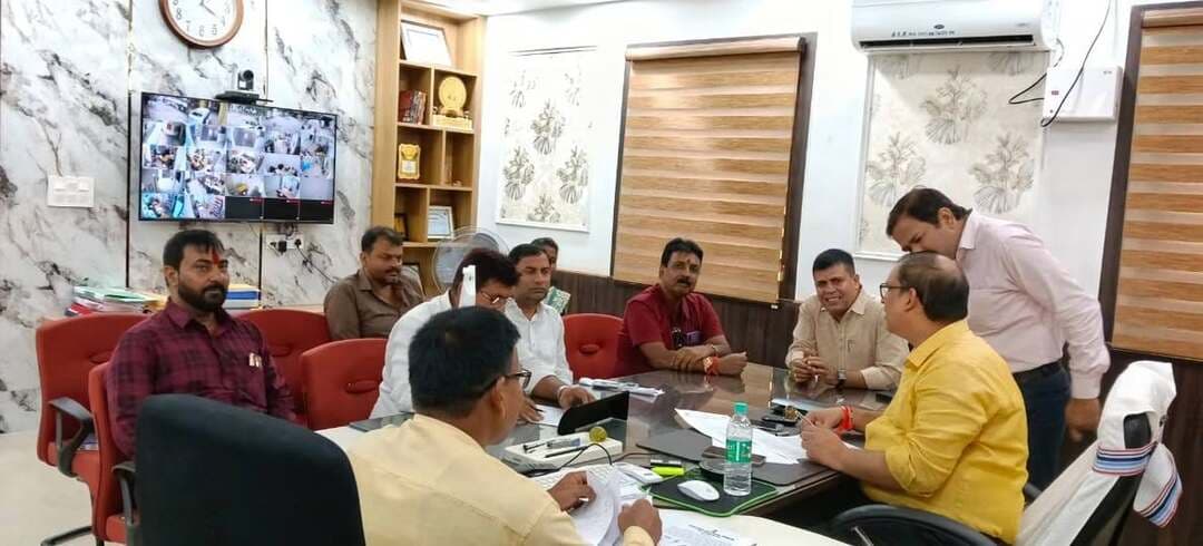*प्रेस विज्ञप्ति*
*दिनांक: 28 अगस्त, 2026*
*जिला शिक्षा पदाधिकारी की अध्यक्षता में जिले में संचालित शैक्षणिक एवं पर्यावरणीय कार्यक्रमों की समीक्षा बैठक सम्पन्न*
आज दिनांक 28.08.2026 को जिला शिक्षा पदाधिकारी, पूर्वी चम्पारण, मोतिहारी के कार्यालय प्रकोष्ठ में उनकी अध्यक्षता में जिले में चल रहे विभिन्न महत्वपूर्ण शैक्षणिक कार्यक्रमों की प्रगति को लेकर समीक्षात्मक बैठक आहूत की गई।
बैठक में जिला शिक्षा पदाधिकारी द्वारा निम्नलिखित बिंदुओं पर विस्तृत समीक्षा कर आवश्यक दिशा-निर्देश दिये गये :-
1. इंस्पायर्ड अवार्ड (INSPIRE Award - MANAK): जिले के सभी विद्यालयों से अधिक से अधिक छात्र-छात्राओं के नवीन एवं मौलिक आइडियाज को INSPIRE पोर्टल पर अपलोड करने का निर्देश दिया गया। लक्ष्य के विरुद्ध शत-प्रतिशत उपलब्धि सुनिश्चित करने हेतु सभी प्रधानाध्यापकों को जल्द से जल्द प्रविष्टि पूर्ण करने को कहा गया।
2. प्रोजेक्ट बेस्ड लर्निंग (PBL): राष्ट्रीय शिक्षा नीति 2020 के आलोक में सभी विद्यालयों में कक्षा 6 से 8 तक के छात्रों के लिए PBL गतिविधियों को अनिवार्य रूप से लागू करने पर बल दिया गया। बच्चों में रटने की प्रवृत्ति के बजाय करके सीखने की प्रवृत्ति विकसित करने का निर्देश दिया गया।
3. SHVR - हरित क्रांति कार्यक्रम: विद्यालयों में स्वच्छता, हरियाली एवं पर्यावरण संरक्षण से संबंधित SHVR मॉड्यूल के अंतर्गत सभी विद्यालयों को हरित विद्यालय के रूप में विकसित करने का लक्ष्य दिया गया।
4. बुनियादी साक्षरता एवं संख्या ज्ञान (FLN - निपुण भारत मिशन): जिले के सभी प्राथमिक विद्यालयों में FLN के लक्ष्यों को प्राप्त करने हेतु चल रहे विशेष अभियान की समीक्षा की गई। कक्षा 1 से 3 के बच्चों में पढ़ने-लिखने एवं बुनियादी गणितीय दक्षता सुनिश्चित करने हेतु सभी शिक्षकों को मिशन मोड में कार्य करने का निर्देश दिया गया।
5. इको क्लब: जिले के सभी मध्य, माध्यमिक एवं उच्च माध्यमिक विद्यालयों में सक्रिय इको क्लब के माध्यम से पर्यावरण संरक्षण, जल संरक्षण एवं प्लास्टिक मुक्त विद्यालय अभियान को गति देने का निर्देश दिया गया।
6. एक पेड़ माँ के नाम अभियान 2.0: माननीय प्रधानमंत्री के आह्वान पर जिले के प्रत्येक विद्यालय में "एक पेड़ माँ के नाम" के तहत वृक्षारोपण कर उसकी जियो-टैगिंग कर पोर्टल पर अपलोड करने का निर्देश दिया गया। प्रत्येक छात्र एवं शिक्षक द्वारा कम से कम एक पौधा लगाकर उसकी देखभाल सुनिश्चित करने को कहा गया।
7. नशा मुक्ति अभियान: सभी विद्यालयों में छात्र-छात्राओं को नशा के दुष्प्रभावों के प्रति जागरूक करने हेतु विशेष प्रार्थना सभा, निबंध, चित्रकला , दीवाल लेखन एवं शपथ ग्रहण कार्यक्रम आयोजित करने का निर्देश दिया गया।साथ ही 30अगस्त तक स्कूल रजिस्ट्रेशन अनिवार्य रूप से करने का निर्देश दिया गया।
8. प्रशस्त App 2.0: दिव्यांग बच्चों के शीघ्र चिन्हांकन हेतु भारत सरकार द्वारा विकसित प्रशस्त App 2.0 पर सभी विद्यालयों के प्रधानाध्यापकों एवं नोडल शिक्षकों द्वारा दिव्यांगता से संबंधित बच्चों का डाटा प्रविष्टि अनिवार्य रूप से करने का निर्देश दिया गया।
9. निर्वाचन साक्षरता क्लब का गठन एवं क्रियान्वयन पर जोर दिया गया।
उपर्युक्त सभी कार्यक्रम सरकार की प्राथमिकता में हैं, अतः सभी पदाधिकारी , संबंधित नोडल, जिला स्तरीय पी बी एल के अनुश्रवण एवं अनुसमर्थन की ओर से नागेंद्र प्रसाद, कमलेश कुमार सिंह, जिला स्तरीय टीम से रमेश कुमार, नवाब ठाकुर, विभाष चंद्र, सरिता कुमारी, ह्रदय कुमार,एवं जिले के सभी प्रधानाध्यापक ससमय लक्ष्य प्राप्ति सुनिश्चित करें। अन्यथा लापरवाही बरतने वाले के विरुद्ध विभागीय- अनुशासनिक कार्यवाई की जायेगी । वहीं मौके पर संभाग प्रभारी रामदेव महतो, रेयाज अहमद शकील अहमद, आदि उपस्थित रहे।
Information & Public Relations Department, Government of Bihar