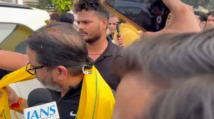 *बांकीपुर MLA कार्यालय के उद्घाटन क्रार्यक्रम में शामिल हुए PK, बोले- बांकीपुर के प्रतिनिधि के तौर पर आवंटित आवास को जन सेवा केंद्र के रूप में कर रहे शुरू, आज रक्षाबंधन पर पूजा-पाठ के साथ इसकी शुरुआत हुई। कल से यहां बांकीपुर के जरूरतमंदों की समस्याओं के समाधान- मदद का काम होगा*
*चीफ सेक्रेटरी-DGP से मुलाकात पर PK का जवाब, कहा- जो भी वरीय पदाधिकारी मिले हैं ये उनका बड़प्पन है कि उन्होंने समय दिया, मैं उनका धन्यवाद करता हूं, जरूरत है कि बांकीपुर की समस्या का समाधान हो*
*छात्रों के आंदोलन पर पीके का बड़ा बयान, बोले- देश में युवाओं की 3 प्रमुख समस्याएं हैं, शिक्षा का व्यवसायीकरण, कोचिंग संस्थानों का प्रभुत्व और बेरोजगार करोड़ों युवाओं को प्रभावित कर रही हैं। जब तक इनका समाधान नहीं होगा, छात्रों का धरना-प्रदर्शन और सड़क पर उतरना जारी रहेगा*