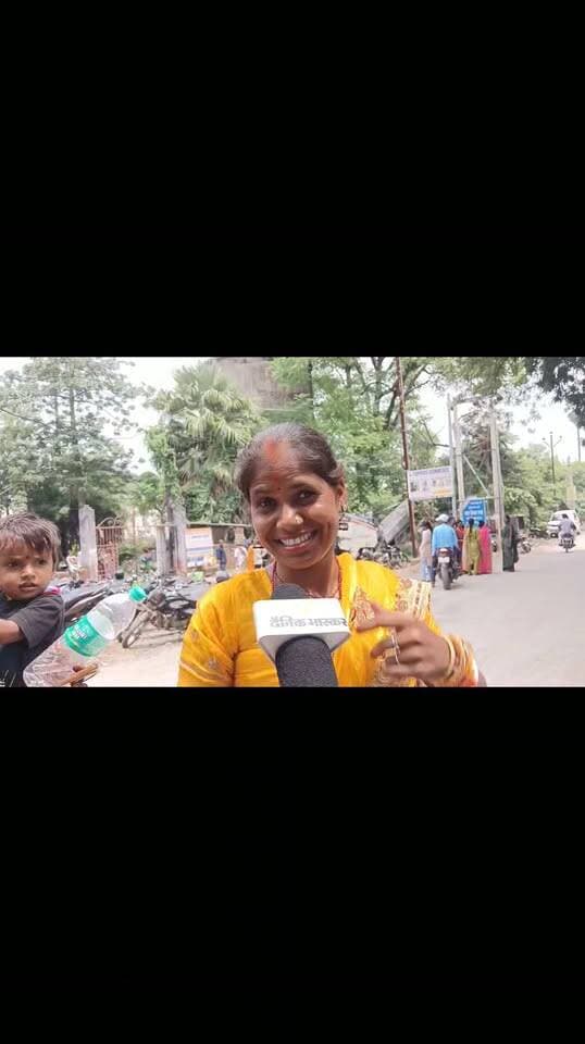 गया सेंट्रल जेल में रक्षाबंधन की अनोखी तस्वीर: भाइयों की कलाई सूनी, बहनों की आंखें नम… राखी-मिठाई लेकर पहुंचीं, लेकिन बांध नहीं सकीं राखी
गया। भाई-बहन के अटूट प्रेम और विश्वास का पर्व रक्षाबंधन शुक्रवार को गया सेंट्रल जेल में भी भावुक माहौल के बीच मनाया गया। सुबह होते ही बड़ी संख्या में बहनें अपने बंदी भाइयों के लिए हाथों में राखी और मिठाई का डिब्बा लेकर सेंट्रल जेल पहुंचने लगीं। किसी के चेहरे पर भाई से मिलने की खुशी थी तो किसी की आंखों में भाई की कलाई पर राखी नहीं बांध पाने का मलाल। इस बार जेल प्रशासन की व्यवस्था में बदलाव के कारण बहनों को अपने भाइयों की कलाई पर सीधे राखी बांधने की अनुमति नहीं दी गई। बहनों द्वारा लाई गई राखी और मिठाई जेल प्रशासन ने जमा लेकर संबंधित बंदियों तक पहुंचाने की व्यवस्था की। रक्षाबंधन के मौके पर गया शहर में सुबह से ही इस त्योहार की रौनक देखने को मिली। बस अड्डे से लेकर रेलवे स्टेशन और सेंट्रल जेल की ओर जाने वाली सड़कों पर कई महिलाएं हाथों में राखी और मिठाई का डिब्बा लेकर जाती दिखाई दीं। इनमें ऐसी भी बहनें थीं, जिनके भाई पिछले कुछ दिनों या महीनों से जेल में बंद हैं। उनके लिए रक्षाबंधन का यह दिन बाकी लोगों से बिल्कुल अलग था। भाई सामने था, लेकिन उसकी कलाई पर बहन अपने हाथों से राखी नहीं बांध सकती थी।
पिछले साल बांधी थी राखी, इस बार बदली व्यवस्था
बताया जा रहा है कि पिछले वर्ष गया सेंट्रल जेल में रक्षाबंधन के अवसर पर बहनों को अपने बंदी भाइयों की कलाई पर सीधे राखी बांधने की अनुमति दी गई थी। बहनें जेल के अंदर जाकर अपने भाइयों को राखी बांध सकी थीं। लेकिन इस बार जेल प्रशासन की ओर से व्यवस्था में बदलाव किया गया है। बहनों को जेल के अंदर जाकर राखी बांधने की अनुमति नहीं दी गई। जेल प्रशासन ने बहनों से राखी और मिठाई लेकर उसे संबंधित बंदियों तक पहुंचाने की व्यवस्था की। ऐसे में बहनों ने जेल के बाहर से ही अपने भाइयों के लिए प्यार और आशीर्वाद भेजा। कई महिलाओं ने कहा कि राखी उनके हाथ से भाई की कलाई तक नहीं पहुंच पाई, लेकिन उनकी भावनाएं जरूर उनके भाई तक पहुंचेंगी।
बहनों के लिए जेल प्रशासन ने किए विशेष इंतजाम
रक्षाबंधन को लेकर गया सेंट्रल जेल प्रशासन ने भीड़ और महिलाओं की सुविधा को देखते हुए विशेष इंतजाम किए थे। जेल परिसर में महिलाओं के बैठने के लिए कुर्सियों की व्यवस्था की गई थी। गर्मी को देखते हुए ठंडे पानी का इंतजाम भी किया गया। इसके साथ ही किसी भी आपात स्थिति से निपटने के लिए मेडिकल टीम को भी तैनात रखा गया था। जेल की सुरक्षा व्यवस्था भी कड़ी रही। जेल परिसर में आने वाले वाहनों की सुरक्षा जांच की गई। इसके बाद ही उन्हें आगे जाने की अनुमति दी गई। सीनियर जेल सुपरिंटेंडेंट खुद पूरी व्यवस्था की निगरानी कर रहे थे, ताकि रक्षाबंधन के मौके पर जेल पहुंचने वाली महिलाओं को किसी तरह की परेशानी न हो।
15 दिन से जेल में बंद भाई के लिए राखी लेकर पहुंचीं गीता देवी
अपने भाई को राखी बांधने सेंट्रल जेल पहुंचीं गीता देवी ने भावुक होकर बताया कि उनका भाई करीब 15 दिनों से जेल में बंद है। वह अपने भाई के लिए राखी और मिठाई लेकर जेल पहुंची थीं। उन्हें उम्मीद थी कि वह भाई की कलाई पर अपने हाथों से राखी बांधेंगी, लेकिन जेल प्रशासन ने इस बार इसकी अनुमति नहीं दी।
गीता देवी ने बताया कि जेल प्रशासन ने उनकी राखी और मिठाई जमा कर ली है और कहा है कि इसे उनके भाई तक पहुंचा दिया जाएगा। उन्होंने कहा कि भाई की कलाई पर खुद राखी बांधने से जो सुकून मिलता, वह इस बार नहीं मिल पाया। हालांकि, उन्हें इस बात की उम्मीद है कि उनकी राखी और मिठाई उनके भाई तक जरूर पहुंचेगी।
‘भाई को झूठा फंसाया गया, जल्द बाहर आए’
बेला थाना क्षेत्र की रहने वाली कांति देवी भी अपने भाई के लिए राखी लेकर सेंट्रल जेल पहुंचीं। वह काफी भावुक नजर आईं। कांति देवी ने बताया कि उनका भाई करीब एक महीने से जेल में बंद है। उनका आरोप है कि उनके भाई को झूठा फंसाया गया है।
उन्होंने कहा कि वह भाई की कलाई पर राखी बांधने की उम्मीद लेकर जेल आई थीं, लेकिन यहां राखी बांधने की अनुमति नहीं दी गई। हालांकि, जेल प्रशासन ने राखी और मिठाई ले ली और कहा कि इसे उनके भाई तक पहुंचा दिया जाएगा।
कांति देवी ने भावुक होकर कहा कि वह भगवान से प्रार्थना करती हैं कि उनका भाई जल्द जेल से बाहर आए। वह चाहती हैं कि अगले साल रक्षाबंधन पर वह अपने भाई की कलाई पर खुद राखी बांधें और उस पल को खुशी के साथ मनाएं।
20 दिन से बंद भाई के लिए प्रभादेवी लेकर पहुंचीं राखी
वजीरगंज थाना क्षेत्र की रहने वाली प्रभादेवी भी अपने भाई को राखी बांधने सेंट्रल जेल पहुंचीं। उन्होंने बताया कि उनका भाई करीब 20 दिनों से जेल में बंद है। भाई के जेल में होने से वह काफी दुखी हैं। प्रभादेवी ने कहा कि वह भाई की कलाई पर अपने हाथों से राखी तो नहीं बांध सकीं, लेकिन उसके लिए राखी और मिठाई जेल प्रशासन को सौंप दी है। उन्हें भरोसा है कि उनकी राखी उनके भाई तक पहुंचाई जाएगी। उन्होंने कामना की कि उनका भाई जल्द जेल से बाहर आए और अगले साल वह उसके हाथ पर खुद राखी बांध सकें।
राखी की डोर जेल की दीवारों से नहीं रुकी
गया सेंट्रल जेल में इस बार रक्षाबंधन की तस्वीर कुछ अलग रही। जेल की ऊंची दीवारों के बाहर खड़ी बहनों के हाथ में राखी थी, मिठाई थी और दिल में अपने भाइयों के लिए दुआ। वे भाई की कलाई पर राखी तो नहीं बांध सकीं, लेकिन उनके प्रेम और भावनाओं को जेल प्रशासन ने बंदियों तक पहुंचाने की जिम्मेदारी निभाई।
रक्षाबंधन का पर्व केवल राखी बांधने की रस्म नहीं, बल्कि भाई-बहन के बीच प्रेम, विश्वास और सुरक्षा के संकल्प का प्रतीक है। गया सेंट्रल जेल के बाहर पहुंचीं इन बहनों के लिए इस बार त्योहार अधूरा जरूर रहा, लेकिन उनके चेहरे पर एक उम्मीद थी—अगले रक्षाबंधन तक भाई जेल से बाहर हो और फिर बहन अपने हाथों से उसकी कलाई पर राखी बांधे।
#गयाजी
#गया_हो
#GayaPolice
#gayastation
#LatestNews
#gaya
#rakhispecial