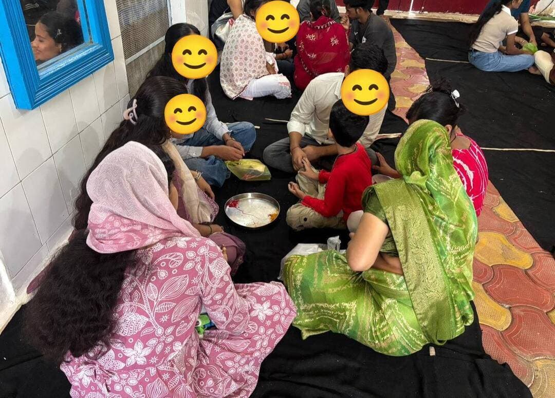 उप जेल गंजबासौदा में बंदियों ने बहनों से बंधवाई राखी, 298 परिजनों ने की मुलाकात
..
जेल मुख्यालय के निर्देशों के पालन में रक्षाबंधन पर्व के अवसर पर सब जेल गंजबासौदा में बंदियों के लिए विशेष रूप से खुली मुलाकात की व्यवस्था की गई। इस पहल का उद्देश्य बंदियों को रक्षाबंधन के पावन अवसर पर अपनी बहनों एवं परिजनों से मिलकर राखी बंधवाने का अवसर प्रदान करना रहा। जेल प्रशासन द्वारा निर्धारित व्यवस्था के तहत बंदियों के परिजनों को मुलाकात की सुविधा उपलब्ध कराई गई। इस दौरान कुल 137 बंदियों से 298 परिजनों ने मुलाकात की। बहनों ने अपने भाइयों की कलाई पर राखी बांधकर उनके स्वस्थ एवं सुखद जीवन की कामना की। लंबे समय बाद अथवा विशेष पर्व पर परिजनों से मिलने का अवसर मिलने से बंदियों में भी भावनात्मक प्रसन्नता देखने को मिली।
जेल मुख्यालय के निर्देशानुसार आयोजित इस विशेष मुलाकात के दौरान जेल प्रशासन द्वारा आवश्यक व्यवस्थाएं सुनिश्चित की गईं। मुलाकात के लिए पहुंचे परिजनों को निर्धारित प्रक्रिया के तहत प्रवेश दिया गया तथा व्यवस्था को सुचारू बनाए रखने के लिए आवश्यक प्रबंध किए गए।
रक्षाबंधन के अवसर पर आयोजित यह खुली मुलाकात बंदियों के सामाजिक एवं पारिवारिक जुड़ाव को बनाए रखने की दिशा में महत्वपूर्ण पहल रही। परिजनों से मिलने और बहनों से राखी बंधवाने से बंदियों को भावनात्मक संबल मिला तथा परिवार के प्रति उनके जुड़ाव को भी मजबूती मिली। #JansamparkMP #vidisha