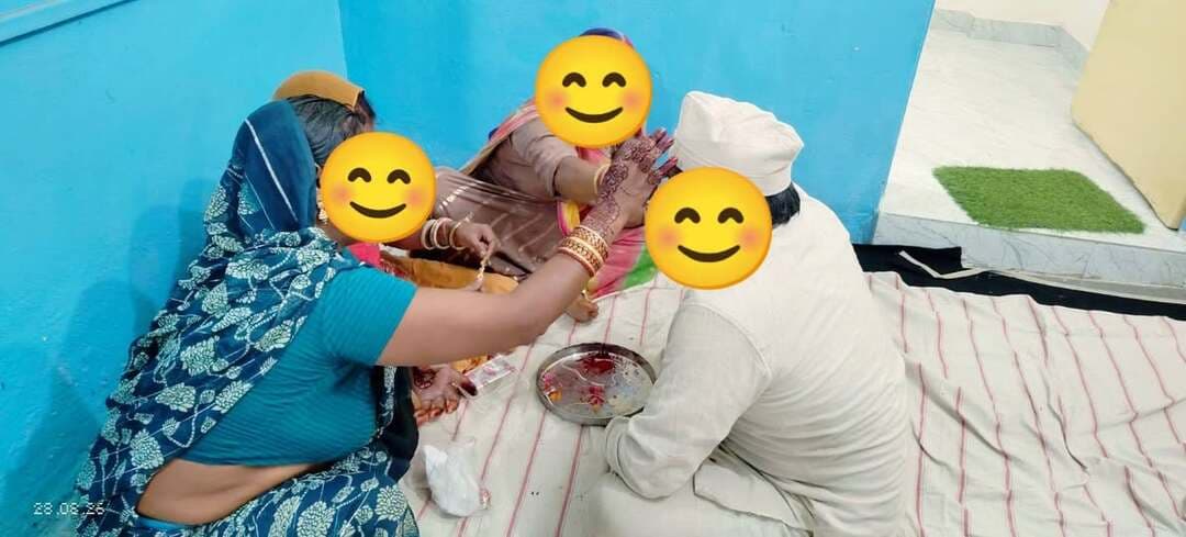 राखी पर्व पर जिला जेल में बंदियों को मिली खुली मुलाकात की सुविधा
..
165 बंदियों ने 351 परिजनों से की मुलाकात, बहनों ने भाइयों की कलाई पर बांधी राखी
..
रक्षाबंधन पर्व के अवसर पर जेल मुख्यालय के निर्देशानुसार जिला जेल विदिशा में बंदियों को अपने परिजनों, विशेषकर बहनों से राखी बंधवाने के लिए खुली मुलाकात की विशेष सुविधा उपलब्ध कराई गई। इस दौरान बंदियों और उनके परिजनों के बीच आत्मीय मुलाकात का अवसर मिला तथा बहनों ने अपने भाइयों की कलाई पर राखी बांधकर उनके सुखद एवं सुरक्षित जीवन की कामना की।
जेल मुख्यालय द्वारा जारी निर्देशों के पालन में जिला जेल प्रशासन ने रक्षाबंधन पर्व को देखते हुए बंदियों के लिए खुली मुलाकात की व्यवस्था की। इसके तहत बंदियों के परिजनों को निर्धारित प्रक्रिया के अनुसार जेल परिसर में मुलाकात की अनुमति दी गई। पर्व के मौके पर जेल में भावनात्मक और पारिवारिक माहौल देखने को मिला।
जिला जेल विदिशा के अधीक्षक श्री पीड़ी श्रीवास्तव द्वारा जेल मुख्यालय को भेजी गई जानकारी के अनुसार कुल 165 बंदियों की उनके 351 परिजनों से मुलाकात कराई गई। इनमें 153 पुरुष दंडित एवं विचाराधीन बंदी, 11 महिला दंडित एवं विचाराधीन बंदी तथा एक अन्य श्रेणी का बंदी शामिल रहा।
रक्षाबंधन के अवसर पर आयोजित इस विशेष खुली मुलाकात का उद्देश्य बंदियों को अपने परिवार के सदस्यों से मिलने तथा पारिवारिक एवं सामाजिक संबंधों को बनाए रखने का अवसर प्रदान करना रहा। बहनों द्वारा भाइयों को राखी बांधने के साथ ही परिवारजनों ने एक-दूसरे का हालचाल जाना और पर्व की शुभकामनाएं दीं।
जेल प्रशासन द्वारा मुलाकात के दौरान आवश्यक व्यवस्थाएं सुनिश्चित की गईं। जेल मुख्यालय के निर्देशों के अनुरूप आयोजित इस पहल से बंदियों को अपने परिवार के साथ रक्षाबंधन पर्व की भावनाओं को साझा करने का अवसर मिला है। #vidisha #JansamparkMP