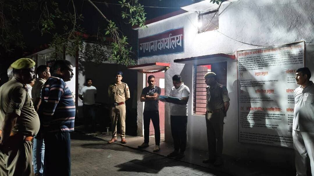अपर पुलिस अधीक्षक जालौन द्वारा क्षेत्राधिकारी कालपी/लाईन्स के साथ पुलिस लाईन उऱई में रात्रि गणना आकस्मिक निरीक्षण किया गया एवं गणना पर उपस्थित समस्त पुलिस कर्मियों को ब्रीफ कर आवश्यक दिशा-निर्देश दिये गये ।