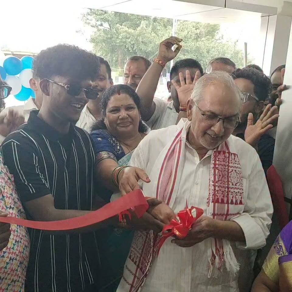 🏍️ उरवां मोड़ पर खुला सरस्वती ऑटोमोबाइल बजाज बाइक शोरूम! 🎉
बरही विधायक मनोज कुमार यादव ने उरवां मोड़ के समीप सरस्वती ऑटोमोबाइल बजाज बाइक शोरूम का उद्घाटन किया। मौके पर मशहूर YouTuber Suraj Rox समेत कई स्थानीय जनप्रतिनिधि और गणमान्य लोग मौजूद रहे।
🎁 खरीदारी पर खास ऑफर: बाइक खरीदने पर ट्रॉली बैग, हेलमेट और सीट कवर मुफ्त!
📍 उरवां मोड़, कोडरमा
#SarawatiBajaj #Bajaj #BajajBike #Koderma #UrwanMod #BikeShowroom #ManojKumarYadav #SurajRocks #KodermaNews #JharkhandNews #BikeOffer #FreeHelmet #LocalNews #LatestNews
