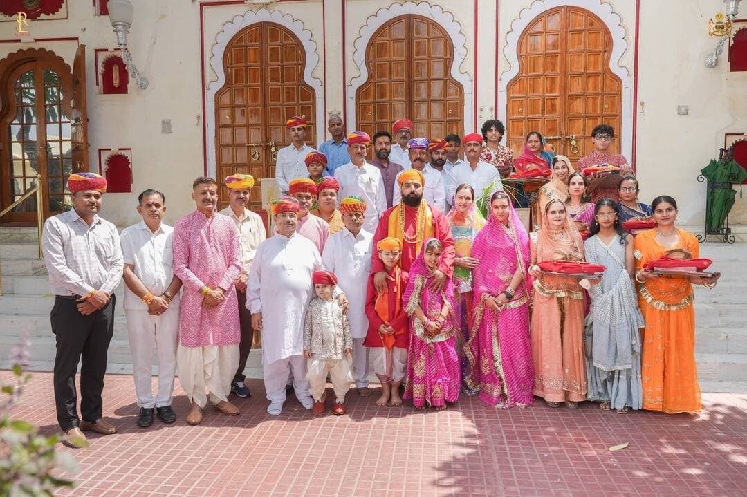रक्षाबंधन पर 300 वर्ष पुरानी परंपरा को मिला नया जीवन
मारवाड़ के पांच गांवों के राजपुरोहित समाज ने
राजमहल उदयपुर पहुंचकर डॉ. लक्ष्यराज सिंह मेवाड़ को बांधी राखी
Lakshyaraj Singh Mewar
उदयपुर।
रक्षाबंधन के पावन पर्व पर मारवाड़ के घेनड़ी, पिलोवणी, वणदार, रूंगड़ी और शिवतलाव गांवों के राजपुरोहित समाज के प्रतिनिधियों ने राजमहल उदयपुर पहुंचकर मेवाड़ के 77वें श्री एकलिंग दीवान श्रीजी हुजूर डॉ. लक्ष्यराज सिंह मेवाड़ और उनके परिवार को राखी बांधी और प्राचीन आत्मीय संबंधों की परंपरा को पुनः जीवंत किया।
डॉ. लक्ष्यराज सिंह मेवाड़ ने पांचों गांवों के समाजजनों का आत्मीय स्वागत करते हुए उन्हें रक्षाबंधन की शुभकामनाएं दीं। इस अवसर पर राजपुरोहित समाज की ओर से राखी बांधना मेवाड़ पूर्व राजपरिवार और इन पांचों गांवों के बीच सदियों पुराने भाई-बहन के स्नेह, विश्वास और आत्मीय रिश्ते की पुनर्स्थापना का प्रतीक बना।
ऐतिहासिक रूप से इन गांवों की बहन-बेटियां राजमहल में राखी भेजती रही हैं और राजमहल की ओर से उन्हें परंपरानुसार चूंदड़ी भेजी जाती थी। कालांतर में करीब 300 वर्षों से यह परंपरा बाधित रही। डॉ. लक्ष्यराज सिंह मेवाड़ की पहल से प्राचीन परंपरा को पुनः प्रतिष्ठित किया गया है।
राजपुरोहित समाज के प्रतिनिधियों ने कहा कि रक्षाबंधन के इस पावन अवसर पर राखी बांधकर उन्होंने केवल एक परंपरा का निर्वहन नहीं किया, बल्कि इतिहास से जुड़े आत्मीय रिश्तों को नई पीढ़ी के लिए फिर से सजीव किया है। यह अवसर दोनों पक्षों के बीच स्नेह, सम्मान और पारंपरिक संबंधों को और प्रगाढ़ करने वाला रहा।
