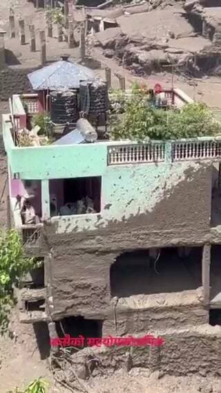 कुछ भी अमर नहीं है. इंसान पाई पाई बटोर कर जीवन भर सहेजता है और अचानक हवा का एक झोंका आता है और सब कुछ खत्म हो जाता है.
नेपाल त्रासदी की यह तस्वीर इस बात का सबूत है. हम सब जानते हैं कि जीवन अनिश्चित है. फिर भी हम सब कुछ सहेजने में लगे हुए हैं.