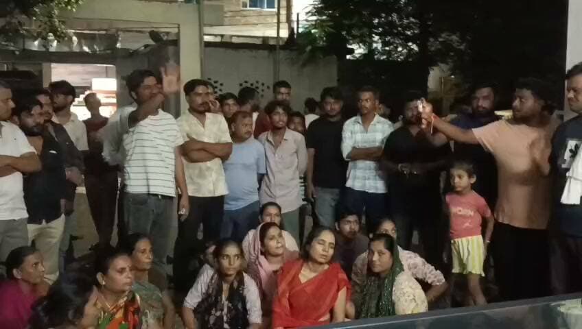 छात्र तेजस द्विवेदी मौत प्रकरण में नया मोड़, मां की तहरीर पर स्कूल प्रबंधक और प्रधानाचार्य पर गैर इरादतन हत्या का मुकदमा दर्ज
परीक्षा के दौरान मारपीट का आरोप, छात्र की मौत के बाद परिजनों की शिकायत पर पुलिस ने दर्ज की एफआईआर
स्कूल प्रबंधन पर गंभीर आरोप, जांच के बाद होगी आगे की वैधानिक कार्रवाई
✒️रिपोर्ट अजय श्रीवास्तव
फतेहपुर। जनपद के चर्चित छात्र तेजस द्विवेदी मौत प्रकरण में शुक्रवार को बड़ा घटनाक्रम सामने आया। मृतक छात्र की मां नीलम देवी की तहरीर पर कोतवाली पुलिस ने सरस्वती बाल मंदिर इंटर कॉलेज, शिवपुरम के प्रबंधक राकेश त्रिवेदी एवं प्रधानाचार्य सक्षम त्रिवेदी के विरुद्ध गैर इरादतन हत्या सहित संबंधित धाराओं में मुकदमा दर्ज कर लिया है। मामला दर्ज होने के बाद पूरे जिले में इस प्रकरण को लेकर चर्चाओं का दौर तेज हो गया है।
प्रार्थना पत्र के अनुसार, सिविल लाइन निवासी नीलम देवी ने पुलिस को बताया कि उनका पुत्र तेजस्व द्विवेदी उर्फ तेजस सरस्वती बाल मंदिर इंटर कॉलेज में कक्षा 12 का छात्र था। 26 अगस्त की सुबह वह परीक्षा देने विद्यालय गया था। दोपहर तक घर वापस न लौटने पर उन्होंने विद्यालय के प्रधानाचार्य सक्षम त्रिवेदी से मोबाइल पर संपर्क किया। आरोप है कि प्रधानाचार्य ने बताया कि छात्र नकल करते हुए पकड़ा गया था और उसे रस्टिकेट करते हुए 1500 रुपये का जुर्माना लगाया गया है। जब उन्होंने बेटे के घर न लौटने का कारण पूछा तो उन्हें कोई स्पष्ट जानकारी नहीं दी गई।
तहरीर के अनुसार, दोपहर करीब 2 बजे एक अज्ञात व्यक्ति ने फोन कर सूचना दी कि उनका पुत्र मेडिकल कॉलेज में भर्ती है। परिजन तत्काल अस्पताल पहुंचे, जहां छात्र गंभीर हालत में भर्ती मिला। शिकायत में आरोप लगाया गया है कि अस्पताल में छात्र ने अपनी मां को बताया कि प्रधानाचार्य सक्षम त्रिवेदी ने प्रबंधक राकेश त्रिवेदी के निर्देश पर डंडों से उसकी पिटाई की, जिससे उसे गंभीर चोटें आईं। इलाज के दौरान छात्र की मृत्यु हो गई।
मृतक की मां ने आरोप लगाया कि बेटे के अंतिम संस्कार के बाद उन्होंने पूरी घटना की लिखित शिकायत पुलिस को दी। पुलिस ने तहरीर के आधार पर सरस्वती बाल मंदिर इंटर कॉलेज के प्रबंधक राकेश त्रिवेदी और प्रधानाचार्य सक्षम त्रिवेदी के विरुद्ध गैर इरादतन हत्या का मुकदमा दर्ज कर जांच शुरू कर दी है।
गौरतलब है कि इससे पहले पुलिस द्वारा जारी प्रारंभिक जानकारी में बताया गया था कि छात्र परीक्षा के दौरान अनुचित साधन (नकल) का प्रयोग करते हुए पकड़ा गया था तथा अन्य पहलुओं की जांच पुलिस एवं जिला विद्यालय निरीक्षक (DIOS) की संयुक्त टीम द्वारा की जा रही थी। अब परिजनों की तहरीर के आधार पर एफआईआर दर्ज होने के बाद मामले की जांच नए सिरे से आगे बढ़ेगी। पुलिस का कहना है कि सभी साक्ष्यों, पोस्टमार्टम रिपोर्ट, मेडिकल रिकॉर्ड, प्रत्यक्षदर्शियों के बयान और जांच में सामने आने वाले तथ्यों के आधार पर निष्पक्ष एवं विधिसम्मत कार्रवाई की जाएगी।
यह मामला शिक्षा संस्थानों में विद्यार्थियों के साथ व्यवहार, अनुशासनात्मक कार्रवाई की प्रक्रिया तथा छात्र सुरक्षा को लेकर भी गंभीर प्रश्न खड़े करता है। पूरे प्रकरण पर जिले भर की निगाहें टिकी हुई हैं और लोग निष्पक्ष जांच के परिणाम का इंतजार कर रहे हैं।
🟥 एनडी न्यूज़ प्रशासन से अपील करता है कि इस संवेदनशील मामले की निष्पक्ष, पारदर्शी और समयबद्ध जांच कराई जाए तथा जो भी तथ्य सामने आएं, उनके आधार पर कानून के अनुसार कार्रवाई सुनिश्चित की जाए। विद्यालयों में विद्यार्थियों की सुरक्षा सर्वोच्च प्राथमिकता होनी चाहिए और अनुशासनात्मक कार्रवाई भी निर्धारित नियमों एवं मानवीय गरिमा के अनुरूप होनी चाहिए।
जनहित सुझाव
विद्यालयों में विद्यार्थियों के साथ शारीरिक दंड के स्थान पर परामर्श एवं सकारात्मक अनुशासन व्यवस्था अपनाई जाए।
अभिभावक और विद्यालय प्रबंधन के बीच नियमित संवाद बनाए रखा जाए।
किसी भी गंभीर घटना की सूचना तत्काल परिजनों और प्रशासन को दी जाए।
शिक्षा संस्थानों में सीसीटीवी, शिकायत निवारण तंत्र एवं छात्र सुरक्षा व्यवस्था को और मजबूत किया जाए।
प्रशासन मामले की निष्पक्ष जांच कर दोषी पाए जाने वालों के विरुद्ध कानून के अनुसार कार्रवाई सुनिश्चित करे।
👇👇👇
#NDNEWS #दैनिकनिष्पक्षधारा #Fatehpur #TejasDwivedi #SaraswatiBalMandir #SchoolNews #UPPolice #Education #StudentSafety #BreakingNews #DIOS #JusticeForTejas
👇👇
@dgpup
@RSSorg
@UPGovt
@wpl1090
@RSSgeet
@Uppolice
@MIB_India
@PMOIndia
@HMOIndia
@abmanglik
@VHPDigital
@igrangealld
@myogioffice
@InfoDeptUP
@dmfatehpur
@sdmsadarftp
@CMOfficeUP
@CMOUP_RC
@UPPRD1948
@ChiefSecyUP
@ChiefSecyUP
@MahantYogiG
@FatehpurSdm
@fatehpurpolice
@BajrangDalOrg
@rashtrapatibhvn
@UPMahilaKalyan
@112UttarPradesh
@myogiadityanath
@CommissionerPrg
@ADGZonPrayagraj
@basicshiksha_up
@upgovtgd
👇👇
🟥 ND NEWS | दैनिक निष्पक्ष धारा
मुख्य संपादक / संस्थापक: राजन सिंह हाड़ा
सह-संपादक: शालिनी सिंह भदौरिया
📍 कार्यालय-3: U158, हीरा स्वीट्स के पास, विकास मार्ग, लक्ष्मी नगर, पूर्वी दिल्ली, पिन कोड – 110092 (NCR)
📍 कार्यालय-2: विधानसभा रोड, बर्लिंगटन चौराहा, लखनऊ 226001 (UP)
📍 कार्यालय-1: 1/1 अटल बिहारी चौराहा, नियर बर्मा चौराहा, फतेहपुर 212601 (UP)
📅 दिनांक: 28 अगस्त 2026
📆 दिन: शुक्रवार
📧 Email: ndnewschannel@gmail.com
📞 मोबाइल: 096961 19696