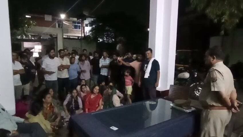 छात्र तेजस द्विवेदी मौत प्रकरण में नया मोड़, मां की तहरीर पर स्कूल प्रबंधक और प्रधानाचार्य पर गैर इरादतन हत्या का मुकदमा दर्ज
परीक्षा के दौरान मारपीट का आरोप, छात्र की मौत के बाद परिजनों की शिकायत पर पुलिस ने दर्ज की एफआईआर
स्कूल प्रबंधन पर गंभीर आरोप, जांच के बाद होगी आगे की वैधानिक कार्रवाई
✒️रिपोर्ट अजय श्रीवास्तव
फतेहपुर। जनपद के चर्चित छात्र तेजस द्विवेदी मौत प्रकरण में शुक्रवार को बड़ा घटनाक्रम सामने आया। मृतक छात्र की मां नीलम देवी की तहरीर पर कोतवाली पुलिस ने सरस्वती बाल मंदिर इंटर कॉलेज, शिवपुरम के प्रबंधक राकेश त्रिवेदी एवं प्रधानाचार्य सक्षम त्रिवेदी के विरुद्ध गैर इरादतन हत्या सहित संबंधित धाराओं में मुकदमा दर्ज कर लिया है। मामला दर्ज होने के बाद पूरे जिले में इस प्रकरण को लेकर चर्चाओं का दौर तेज हो गया है।
प्रार्थना पत्र के अनुसार, सिविल लाइन निवासी नीलम देवी ने पुलिस को बताया कि उनका पुत्र तेजस्व द्विवेदी उर्फ तेजस सरस्वती बाल मंदिर इंटर कॉलेज में कक्षा 12 का छात्र था। 26 अगस्त की सुबह वह परीक्षा देने विद्यालय गया था। दोपहर तक घर वापस न लौटने पर उन्होंने विद्यालय के प्रधानाचार्य सक्षम त्रिवेदी से मोबाइल पर संपर्क किया। आरोप है कि प्रधानाचार्य ने बताया कि छात्र नकल करते हुए पकड़ा गया था और उसे रस्टिकेट करते हुए 1500 रुपये का जुर्माना लगाया गया है। जब उन्होंने बेटे के घर न लौटने का कारण पूछा तो उन्हें कोई स्पष्ट जानकारी नहीं दी गई।
तहरीर के अनुसार, दोपहर करीब 2 बजे एक अज्ञात व्यक्ति ने फोन कर सूचना दी कि उनका पुत्र मेडिकल कॉलेज में भर्ती है। परिजन तत्काल अस्पताल पहुंचे, जहां छात्र गंभीर हालत में भर्ती मिला। शिकायत में आरोप लगाया गया है कि अस्पताल में छात्र ने अपनी मां को बताया कि प्रधानाचार्य सक्षम त्रिवेदी ने प्रबंधक राकेश त्रिवेदी के निर्देश पर डंडों से उसकी पिटाई की, जिससे उसे गंभीर चोटें आईं। इलाज के दौरान छात्र की मृत्यु हो गई।
मृतक की मां ने आरोप लगाया कि बेटे के अंतिम संस्कार के बाद उन्होंने पूरी घटना की लिखित शिकायत पुलिस को दी। पुलिस ने तहरीर के आधार पर सरस्वती बाल मंदिर इंटर कॉलेज के प्रबंधक राकेश त्रिवेदी और प्रधानाचार्य सक्षम त्रिवेदी के विरुद्ध गैर इरादतन हत्या का मुकदमा दर्ज कर जांच शुरू कर दी है।
गौरतलब है कि इससे पहले पुलिस द्वारा जारी प्रारंभिक जानकारी में बताया गया था कि छात्र परीक्षा के दौरान अनुचित साधन (नकल) का प्रयोग करते हुए पकड़ा गया था तथा अन्य पहलुओं की जांच पुलिस एवं जिला विद्यालय निरीक्षक (DIOS) की संयुक्त टीम द्वारा की जा रही थी। अब परिजनों की तहरीर के आधार पर एफआईआर दर्ज होने के बाद मामले की जांच नए सिरे से आगे बढ़ेगी। पुलिस का कहना है कि सभी साक्ष्यों, पोस्टमार्टम रिपोर्ट, मेडिकल रिकॉर्ड, प्रत्यक्षदर्शियों के बयान और जांच में सामने आने वाले तथ्यों के आधार पर निष्पक्ष एवं विधिसम्मत कार्रवाई की जाएगी।
यह मामला शिक्षा संस्थानों में विद्यार्थियों के साथ व्यवहार, अनुशासनात्मक कार्रवाई की प्रक्रिया तथा छात्र सुरक्षा को लेकर भी गंभीर प्रश्न खड़े करता है। पूरे प्रकरण पर जिले भर की निगाहें टिकी हुई हैं और लोग निष्पक्ष जांच के परिणाम का इंतजार कर रहे हैं।
🟥 एनडी न्यूज़ प्रशासन से अपील करता है कि इस संवेदनशील मामले की निष्पक्ष, पारदर्शी और समयबद्ध जांच कराई जाए तथा जो भी तथ्य सामने आएं, उनके आधार पर कानून के अनुसार कार्रवाई सुनिश्चित की जाए। विद्यालयों में विद्यार्थियों की सुरक्षा सर्वोच्च प्राथमिकता होनी चाहिए और अनुशासनात्मक कार्रवाई भी निर्धारित नियमों एवं मानवीय गरिमा के अनुरूप होनी चाहिए।
जनहित सुझाव
विद्यालयों में विद्यार्थियों के साथ शारीरिक दंड के स्थान पर परामर्श एवं सकारात्मक अनुशासन व्यवस्था अपनाई जाए।
अभिभावक और विद्यालय प्रबंधन के बीच नियमित संवाद बनाए रखा जाए।
किसी भी गंभीर घटना की सूचना तत्काल परिजनों और प्रशासन को दी जाए।
शिक्षा संस्थानों में सीसीटीवी, शिकायत निवारण तंत्र एवं छात्र सुरक्षा व्यवस्था को और मजबूत किया जाए।
प्रशासन मामले की निष्पक्ष जांच कर दोषी पाए जाने वालों के विरुद्ध कानून के अनुसार कार्रवाई सुनिश्चित करे।
👇👇👇
#NDNEWS #दैनिकनिष्पक्षधारा #Fatehpur #TejasDwivedi #SaraswatiBalMandir #SchoolNews #UPPolice #Education #StudentSafety #BreakingNews #DIOS #JusticeForTejas
👇👇
@dgpup
@RSSorg
@UPGovt
@wpl1090
@RSSgeet
@Uppolice
@MIB_India
@PMOIndia
@HMOIndia
@abmanglik
@VHPDigital
@igrangealld
@myogioffice
@InfoDeptUP
@dmfatehpur
@sdmsadarftp
@CMOfficeUP
@CMOUP_RC
@UPPRD1948
@ChiefSecyUP
@ChiefSecyUP
@MahantYogiG
@FatehpurSdm
@fatehpurpolice
@BajrangDalOrg
@rashtrapatibhvn
@UPMahilaKalyan
@112UttarPradesh
@myogiadityanath
@CommissionerPrg
@ADGZonPrayagraj
@basicshiksha_up
@upgovtgd
👇👇
🟥 ND NEWS | दैनिक निष्पक्ष धारा
मुख्य संपादक / संस्थापक: राजन सिंह हाड़ा
सह-संपादक: शालिनी सिंह भदौरिया
📍 कार्यालय-3: U158, हीरा स्वीट्स के पास, विकास मार्ग, लक्ष्मी नगर, पूर्वी दिल्ली, पिन कोड – 110092 (NCR)
📍 कार्यालय-2: विधानसभा रोड, बर्लिंगटन चौराहा, लखनऊ 226001 (UP)
📍 कार्यालय-1: 1/1 अटल बिहारी चौराहा, नियर बर्मा चौराहा, फतेहपुर 212601 (UP)
📅 दिनांक: 28 अगस्त 2026
📆 दिन: शुक्रवार
📧 Email: ndnewschannel@gmail.com
📞 मोबाइल: 096961 19696