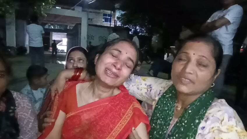 छात्र तेजस द्विवेदी मौत प्रकरण में नया मोड़, मां की तहरीर पर स्कूल प्रबंधक और प्रधानाचार्य पर गैर इरादतन हत्या का मुकदमा दर्ज
परीक्षा के दौरान मारपीट का आरोप, छात्र की मौत के बाद परिजनों की शिकायत पर पुलिस ने दर्ज की एफआईआर
स्कूल प्रबंधन पर गंभीर आरोप, जांच के बाद होगी आगे की वैधानिक कार्रवाई
✒️रिपोर्ट अजय श्रीवास्तव
फतेहपुर। जनपद के चर्चित छात्र तेजस द्विवेदी मौत प्रकरण में शुक्रवार को बड़ा घटनाक्रम सामने आया। मृतक छात्र की मां नीलम देवी की तहरीर पर कोतवाली पुलिस ने सरस्वती बाल मंदिर इंटर कॉलेज, शिवपुरम के प्रबंधक राकेश त्रिवेदी एवं प्रधानाचार्य सक्षम त्रिवेदी के विरुद्ध गैर इरादतन हत्या सहित संबंधित धाराओं में मुकदमा दर्ज कर लिया है। मामला दर्ज होने के बाद पूरे जिले में इस प्रकरण को लेकर चर्चाओं का दौर तेज हो गया है।
प्रार्थना पत्र के अनुसार, सिविल लाइन निवासी नीलम देवी ने पुलिस को बताया कि उनका पुत्र तेजस्व द्विवेदी उर्फ तेजस सरस्वती बाल मंदिर इंटर कॉलेज में कक्षा 12 का छात्र था। 26 अगस्त की सुबह वह परीक्षा देने विद्यालय गया था। दोपहर तक घर वापस न लौटने पर उन्होंने विद्यालय के प्रधानाचार्य सक्षम त्रिवेदी से मोबाइल पर संपर्क किया। आरोप है कि प्रधानाचार्य ने बताया कि छात्र नकल करते हुए पकड़ा गया था और उसे रस्टिकेट करते हुए 1500 रुपये का जुर्माना लगाया गया है। जब उन्होंने बेटे के घर न लौटने का कारण पूछा तो उन्हें कोई स्पष्ट जानकारी नहीं दी गई।
तहरीर के अनुसार, दोपहर करीब 2 बजे एक अज्ञात व्यक्ति ने फोन कर सूचना दी कि उनका पुत्र मेडिकल कॉलेज में भर्ती है। परिजन तत्काल अस्पताल पहुंचे, जहां छात्र गंभीर हालत में भर्ती मिला। शिकायत में आरोप लगाया गया है कि अस्पताल में छात्र ने अपनी मां को बताया कि प्रधानाचार्य सक्षम त्रिवेदी ने प्रबंधक राकेश त्रिवेदी के निर्देश पर डंडों से उसकी पिटाई की, जिससे उसे गंभीर चोटें आईं। इलाज के दौरान छात्र की मृत्यु हो गई।
मृतक की मां ने आरोप लगाया कि बेटे के अंतिम संस्कार के बाद उन्होंने पूरी घटना की लिखित शिकायत पुलिस को दी। पुलिस ने तहरीर के आधार पर सरस्वती बाल मंदिर इंटर कॉलेज के प्रबंधक राकेश त्रिवेदी और प्रधानाचार्य सक्षम त्रिवेदी के विरुद्ध गैर इरादतन हत्या का मुकदमा दर्ज कर जांच शुरू कर दी है।
गौरतलब है कि इससे पहले पुलिस द्वारा जारी प्रारंभिक जानकारी में बताया गया था कि छात्र परीक्षा के दौरान अनुचित साधन (नकल) का प्रयोग करते हुए पकड़ा गया था तथा अन्य पहलुओं की जांच पुलिस एवं जिला विद्यालय निरीक्षक (DIOS) की संयुक्त टीम द्वारा की जा रही थी। अब परिजनों की तहरीर के आधार पर एफआईआर दर्ज होने के बाद मामले की जांच नए सिरे से आगे बढ़ेगी। पुलिस का कहना है कि सभी साक्ष्यों, पोस्टमार्टम रिपोर्ट, मेडिकल रिकॉर्ड, प्रत्यक्षदर्शियों के बयान और जांच में सामने आने वाले तथ्यों के आधार पर निष्पक्ष एवं विधिसम्मत कार्रवाई की जाएगी।
यह मामला शिक्षा संस्थानों में विद्यार्थियों के साथ व्यवहार, अनुशासनात्मक कार्रवाई की प्रक्रिया तथा छात्र सुरक्षा को लेकर भी गंभीर प्रश्न खड़े करता है। पूरे प्रकरण पर जिले भर की निगाहें टिकी हुई हैं और लोग निष्पक्ष जांच के परिणाम का इंतजार कर रहे हैं।
🟥 एनडी न्यूज़ प्रशासन से अपील करता है कि इस संवेदनशील मामले की निष्पक्ष, पारदर्शी और समयबद्ध जांच कराई जाए तथा जो भी तथ्य सामने आएं, उनके आधार पर कानून के अनुसार कार्रवाई सुनिश्चित की जाए। विद्यालयों में विद्यार्थियों की सुरक्षा सर्वोच्च प्राथमिकता होनी चाहिए और अनुशासनात्मक कार्रवाई भी निर्धारित नियमों एवं मानवीय गरिमा के अनुरूप होनी चाहिए।
जनहित सुझाव
विद्यालयों में विद्यार्थियों के साथ शारीरिक दंड के स्थान पर परामर्श एवं सकारात्मक अनुशासन व्यवस्था अपनाई जाए।
अभिभावक और विद्यालय प्रबंधन के बीच नियमित संवाद बनाए रखा जाए।
किसी भी गंभीर घटना की सूचना तत्काल परिजनों और प्रशासन को दी जाए।
शिक्षा संस्थानों में सीसीटीवी, शिकायत निवारण तंत्र एवं छात्र सुरक्षा व्यवस्था को और मजबूत किया जाए।
प्रशासन मामले की निष्पक्ष जांच कर दोषी पाए जाने वालों के विरुद्ध कानून के अनुसार कार्रवाई सुनिश्चित करे।
👇👇👇
#NDNEWS #दैनिकनिष्पक्षधारा #Fatehpur #TejasDwivedi #SaraswatiBalMandir #SchoolNews #UPPolice #Education #StudentSafety #BreakingNews #DIOS #JusticeForTejas
👇👇
@dgpup
@RSSorg
@UPGovt
@wpl1090
@RSSgeet
@Uppolice
@MIB_India
@PMOIndia
@HMOIndia
@abmanglik
@VHPDigital
@igrangealld
@myogioffice
@InfoDeptUP
@dmfatehpur
@sdmsadarftp
@CMOfficeUP
@CMOUP_RC
@UPPRD1948
@ChiefSecyUP
@ChiefSecyUP
@MahantYogiG
@FatehpurSdm
@fatehpurpolice
@BajrangDalOrg
@rashtrapatibhvn
@UPMahilaKalyan
@112UttarPradesh
@myogiadityanath
@CommissionerPrg
@ADGZonPrayagraj
@basicshiksha_up
@upgovtgd
👇👇
🟥 ND NEWS | दैनिक निष्पक्ष धारा
मुख्य संपादक / संस्थापक: राजन सिंह हाड़ा
सह-संपादक: शालिनी सिंह भदौरिया
📍 कार्यालय-3: U158, हीरा स्वीट्स के पास, विकास मार्ग, लक्ष्मी नगर, पूर्वी दिल्ली, पिन कोड – 110092 (NCR)
📍 कार्यालय-2: विधानसभा रोड, बर्लिंगटन चौराहा, लखनऊ 226001 (UP)
📍 कार्यालय-1: 1/1 अटल बिहारी चौराहा, नियर बर्मा चौराहा, फतेहपुर 212601 (UP)
📅 दिनांक: 28 अगस्त 2026
📆 दिन: शुक्रवार
📧 Email: ndnewschannel@gmail.com
📞 मोबाइल: 096961 19696