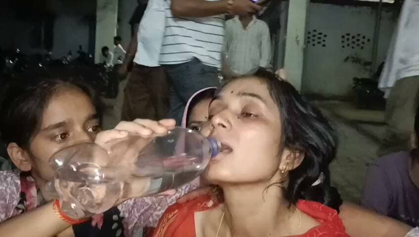 छात्र तेजस द्विवेदी मौत प्रकरण में नया मोड़, मां की तहरीर पर स्कूल प्रबंधक और प्रधानाचार्य पर गैर इरादतन हत्या का मुकदमा दर्ज
परीक्षा के दौरान मारपीट का आरोप, छात्र की मौत के बाद परिजनों की शिकायत पर पुलिस ने दर्ज की एफआईआर
स्कूल प्रबंधन पर गंभीर आरोप, जांच के बाद होगी आगे की वैधानिक कार्रवाई
✒️रिपोर्ट अजय श्रीवास्तव
फतेहपुर। जनपद के चर्चित छात्र तेजस द्विवेदी मौत प्रकरण में शुक्रवार को बड़ा घटनाक्रम सामने आया। मृतक छात्र की मां नीलम देवी की तहरीर पर कोतवाली पुलिस ने सरस्वती बाल मंदिर इंटर कॉलेज, शिवपुरम के प्रबंधक राकेश त्रिवेदी एवं प्रधानाचार्य सक्षम त्रिवेदी के विरुद्ध गैर इरादतन हत्या सहित संबंधित धाराओं में मुकदमा दर्ज कर लिया है। मामला दर्ज होने के बाद पूरे जिले में इस प्रकरण को लेकर चर्चाओं का दौर तेज हो गया है।
प्रार्थना पत्र के अनुसार, सिविल लाइन निवासी नीलम देवी ने पुलिस को बताया कि उनका पुत्र तेजस्व द्विवेदी उर्फ तेजस सरस्वती बाल मंदिर इंटर कॉलेज में कक्षा 12 का छात्र था। 26 अगस्त की सुबह वह परीक्षा देने विद्यालय गया था। दोपहर तक घर वापस न लौटने पर उन्होंने विद्यालय के प्रधानाचार्य सक्षम त्रिवेदी से मोबाइल पर संपर्क किया। आरोप है कि प्रधानाचार्य ने बताया कि छात्र नकल करते हुए पकड़ा गया था और उसे रस्टिकेट करते हुए 1500 रुपये का जुर्माना लगाया गया है। जब उन्होंने बेटे के घर न लौटने का कारण पूछा तो उन्हें कोई स्पष्ट जानकारी नहीं दी गई।
तहरीर के अनुसार, दोपहर करीब 2 बजे एक अज्ञात व्यक्ति ने फोन कर सूचना दी कि उनका पुत्र मेडिकल कॉलेज में भर्ती है। परिजन तत्काल अस्पताल पहुंचे, जहां छात्र गंभीर हालत में भर्ती मिला। शिकायत में आरोप लगाया गया है कि अस्पताल में छात्र ने अपनी मां को बताया कि प्रधानाचार्य सक्षम त्रिवेदी ने प्रबंधक राकेश त्रिवेदी के निर्देश पर डंडों से उसकी पिटाई की, जिससे उसे गंभीर चोटें आईं। इलाज के दौरान छात्र की मृत्यु हो गई।
मृतक की मां ने आरोप लगाया कि बेटे के अंतिम संस्कार के बाद उन्होंने पूरी घटना की लिखित शिकायत पुलिस को दी। पुलिस ने तहरीर के आधार पर सरस्वती बाल मंदिर इंटर कॉलेज के प्रबंधक राकेश त्रिवेदी और प्रधानाचार्य सक्षम त्रिवेदी के विरुद्ध गैर इरादतन हत्या का मुकदमा दर्ज कर जांच शुरू कर दी है।
गौरतलब है कि इससे पहले पुलिस द्वारा जारी प्रारंभिक जानकारी में बताया गया था कि छात्र परीक्षा के दौरान अनुचित साधन (नकल) का प्रयोग करते हुए पकड़ा गया था तथा अन्य पहलुओं की जांच पुलिस एवं जिला विद्यालय निरीक्षक (DIOS) की संयुक्त टीम द्वारा की जा रही थी। अब परिजनों की तहरीर के आधार पर एफआईआर दर्ज होने के बाद मामले की जांच नए सिरे से आगे बढ़ेगी। पुलिस का कहना है कि सभी साक्ष्यों, पोस्टमार्टम रिपोर्ट, मेडिकल रिकॉर्ड, प्रत्यक्षदर्शियों के बयान और जांच में सामने आने वाले तथ्यों के आधार पर निष्पक्ष एवं विधिसम्मत कार्रवाई की जाएगी।
यह मामला शिक्षा संस्थानों में विद्यार्थियों के साथ व्यवहार, अनुशासनात्मक कार्रवाई की प्रक्रिया तथा छात्र सुरक्षा को लेकर भी गंभीर प्रश्न खड़े करता है। पूरे प्रकरण पर जिले भर की निगाहें टिकी हुई हैं और लोग निष्पक्ष जांच के परिणाम का इंतजार कर रहे हैं।
🟥 एनडी न्यूज़ प्रशासन से अपील करता है कि इस संवेदनशील मामले की निष्पक्ष, पारदर्शी और समयबद्ध जांच कराई जाए तथा जो भी तथ्य सामने आएं, उनके आधार पर कानून के अनुसार कार्रवाई सुनिश्चित की जाए। विद्यालयों में विद्यार्थियों की सुरक्षा सर्वोच्च प्राथमिकता होनी चाहिए और अनुशासनात्मक कार्रवाई भी निर्धारित नियमों एवं मानवीय गरिमा के अनुरूप होनी चाहिए।
जनहित सुझाव
विद्यालयों में विद्यार्थियों के साथ शारीरिक दंड के स्थान पर परामर्श एवं सकारात्मक अनुशासन व्यवस्था अपनाई जाए।
अभिभावक और विद्यालय प्रबंधन के बीच नियमित संवाद बनाए रखा जाए।
किसी भी गंभीर घटना की सूचना तत्काल परिजनों और प्रशासन को दी जाए।
शिक्षा संस्थानों में सीसीटीवी, शिकायत निवारण तंत्र एवं छात्र सुरक्षा व्यवस्था को और मजबूत किया जाए।
प्रशासन मामले की निष्पक्ष जांच कर दोषी पाए जाने वालों के विरुद्ध कानून के अनुसार कार्रवाई सुनिश्चित करे।
👇👇👇
#NDNEWS #दैनिकनिष्पक्षधारा #Fatehpur #TejasDwivedi #SaraswatiBalMandir #SchoolNews #UPPolice #Education #StudentSafety #BreakingNews #DIOS #JusticeForTejas
👇👇
@dgpup
@RSSorg
@UPGovt
@wpl1090
@RSSgeet
@Uppolice
@MIB_India
@PMOIndia
@HMOIndia
@abmanglik
@VHPDigital
@igrangealld
@myogioffice
@InfoDeptUP
@dmfatehpur
@sdmsadarftp
@CMOfficeUP
@CMOUP_RC
@UPPRD1948
@ChiefSecyUP
@ChiefSecyUP
@MahantYogiG
@FatehpurSdm
@fatehpurpolice
@BajrangDalOrg
@rashtrapatibhvn
@UPMahilaKalyan
@112UttarPradesh
@myogiadityanath
@CommissionerPrg
@ADGZonPrayagraj
@basicshiksha_up
@upgovtgd
👇👇
🟥 ND NEWS | दैनिक निष्पक्ष धारा
मुख्य संपादक / संस्थापक: राजन सिंह हाड़ा
सह-संपादक: शालिनी सिंह भदौरिया
📍 कार्यालय-3: U158, हीरा स्वीट्स के पास, विकास मार्ग, लक्ष्मी नगर, पूर्वी दिल्ली, पिन कोड – 110092 (NCR)
📍 कार्यालय-2: विधानसभा रोड, बर्लिंगटन चौराहा, लखनऊ 226001 (UP)
📍 कार्यालय-1: 1/1 अटल बिहारी चौराहा, नियर बर्मा चौराहा, फतेहपुर 212601 (UP)
📅 दिनांक: 28 अगस्त 2026
📆 दिन: शुक्रवार
📧 Email: ndnewschannel@gmail.com
📞 मोबाइल: 096961 19696