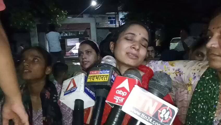 छात्र तेजस द्विवेदी मौत प्रकरण में नया मोड़, मां की तहरीर पर स्कूल प्रबंधक और प्रधानाचार्य पर गैर इरादतन हत्या का मुकदमा दर्ज
परीक्षा के दौरान मारपीट का आरोप, छात्र की मौत के बाद परिजनों की शिकायत पर पुलिस ने दर्ज की एफआईआर
स्कूल प्रबंधन पर गंभीर आरोप, जांच के बाद होगी आगे की वैधानिक कार्रवाई
✒️रिपोर्ट अजय श्रीवास्तव
फतेहपुर। जनपद के चर्चित छात्र तेजस द्विवेदी मौत प्रकरण में शुक्रवार को बड़ा घटनाक्रम सामने आया। मृतक छात्र की मां नीलम देवी की तहरीर पर कोतवाली पुलिस ने सरस्वती बाल मंदिर इंटर कॉलेज, शिवपुरम के प्रबंधक राकेश त्रिवेदी एवं प्रधानाचार्य सक्षम त्रिवेदी के विरुद्ध गैर इरादतन हत्या सहित संबंधित धाराओं में मुकदमा दर्ज कर लिया है। मामला दर्ज होने के बाद पूरे जिले में इस प्रकरण को लेकर चर्चाओं का दौर तेज हो गया है।
प्रार्थना पत्र के अनुसार, सिविल लाइन निवासी नीलम देवी ने पुलिस को बताया कि उनका पुत्र तेजस्व द्विवेदी उर्फ तेजस सरस्वती बाल मंदिर इंटर कॉलेज में कक्षा 12 का छात्र था। 26 अगस्त की सुबह वह परीक्षा देने विद्यालय गया था। दोपहर तक घर वापस न लौटने पर उन्होंने विद्यालय के प्रधानाचार्य सक्षम त्रिवेदी से मोबाइल पर संपर्क किया। आरोप है कि प्रधानाचार्य ने बताया कि छात्र नकल करते हुए पकड़ा गया था और उसे रस्टिकेट करते हुए 1500 रुपये का जुर्माना लगाया गया है। जब उन्होंने बेटे के घर न लौटने का कारण पूछा तो उन्हें कोई स्पष्ट जानकारी नहीं दी गई।
तहरीर के अनुसार, दोपहर करीब 2 बजे एक अज्ञात व्यक्ति ने फोन कर सूचना दी कि उनका पुत्र मेडिकल कॉलेज में भर्ती है। परिजन तत्काल अस्पताल पहुंचे, जहां छात्र गंभीर हालत में भर्ती मिला। शिकायत में आरोप लगाया गया है कि अस्पताल में छात्र ने अपनी मां को बताया कि प्रधानाचार्य सक्षम त्रिवेदी ने प्रबंधक राकेश त्रिवेदी के निर्देश पर डंडों से उसकी पिटाई की, जिससे उसे गंभीर चोटें आईं। इलाज के दौरान छात्र की मृत्यु हो गई।
मृतक की मां ने आरोप लगाया कि बेटे के अंतिम संस्कार के बाद उन्होंने पूरी घटना की लिखित शिकायत पुलिस को दी। पुलिस ने तहरीर के आधार पर सरस्वती बाल मंदिर इंटर कॉलेज के प्रबंधक राकेश त्रिवेदी और प्रधानाचार्य सक्षम त्रिवेदी के विरुद्ध गैर इरादतन हत्या का मुकदमा दर्ज कर जांच शुरू कर दी है।
गौरतलब है कि इससे पहले पुलिस द्वारा जारी प्रारंभिक जानकारी में बताया गया था कि छात्र परीक्षा के दौरान अनुचित साधन (नकल) का प्रयोग करते हुए पकड़ा गया था तथा अन्य पहलुओं की जांच पुलिस एवं जिला विद्यालय निरीक्षक (DIOS) की संयुक्त टीम द्वारा की जा रही थी। अब परिजनों की तहरीर के आधार पर एफआईआर दर्ज होने के बाद मामले की जांच नए सिरे से आगे बढ़ेगी। पुलिस का कहना है कि सभी साक्ष्यों, पोस्टमार्टम रिपोर्ट, मेडिकल रिकॉर्ड, प्रत्यक्षदर्शियों के बयान और जांच में सामने आने वाले तथ्यों के आधार पर निष्पक्ष एवं विधिसम्मत कार्रवाई की जाएगी।
यह मामला शिक्षा संस्थानों में विद्यार्थियों के साथ व्यवहार, अनुशासनात्मक कार्रवाई की प्रक्रिया तथा छात्र सुरक्षा को लेकर भी गंभीर प्रश्न खड़े करता है। पूरे प्रकरण पर जिले भर की निगाहें टिकी हुई हैं और लोग निष्पक्ष जांच के परिणाम का इंतजार कर रहे हैं।
🟥 एनडी न्यूज़ प्रशासन से अपील करता है कि इस संवेदनशील मामले की निष्पक्ष, पारदर्शी और समयबद्ध जांच कराई जाए तथा जो भी तथ्य सामने आएं, उनके आधार पर कानून के अनुसार कार्रवाई सुनिश्चित की जाए। विद्यालयों में विद्यार्थियों की सुरक्षा सर्वोच्च प्राथमिकता होनी चाहिए और अनुशासनात्मक कार्रवाई भी निर्धारित नियमों एवं मानवीय गरिमा के अनुरूप होनी चाहिए।
जनहित सुझाव
विद्यालयों में विद्यार्थियों के साथ शारीरिक दंड के स्थान पर परामर्श एवं सकारात्मक अनुशासन व्यवस्था अपनाई जाए।
अभिभावक और विद्यालय प्रबंधन के बीच नियमित संवाद बनाए रखा जाए।
किसी भी गंभीर घटना की सूचना तत्काल परिजनों और प्रशासन को दी जाए।
शिक्षा संस्थानों में सीसीटीवी, शिकायत निवारण तंत्र एवं छात्र सुरक्षा व्यवस्था को और मजबूत किया जाए।
प्रशासन मामले की निष्पक्ष जांच कर दोषी पाए जाने वालों के विरुद्ध कानून के अनुसार कार्रवाई सुनिश्चित करे।
👇👇👇
#NDNEWS #दैनिकनिष्पक्षधारा #Fatehpur #TejasDwivedi #SaraswatiBalMandir #SchoolNews #UPPolice #Education #StudentSafety #BreakingNews #DIOS #JusticeForTejas
👇👇
@dgpup
@RSSorg
@UPGovt
@wpl1090
@RSSgeet
@Uppolice
@MIB_India
@PMOIndia
@HMOIndia
@abmanglik
@VHPDigital
@igrangealld
@myogioffice
@InfoDeptUP
@dmfatehpur
@sdmsadarftp
@CMOfficeUP
@CMOUP_RC
@UPPRD1948
@ChiefSecyUP
@ChiefSecyUP
@MahantYogiG
@FatehpurSdm
@fatehpurpolice
@BajrangDalOrg
@rashtrapatibhvn
@UPMahilaKalyan
@112UttarPradesh
@myogiadityanath
@CommissionerPrg
@ADGZonPrayagraj
@basicshiksha_up
@upgovtgd
👇👇
🟥 ND NEWS | दैनिक निष्पक्ष धारा
मुख्य संपादक / संस्थापक: राजन सिंह हाड़ा
सह-संपादक: शालिनी सिंह भदौरिया
📍 कार्यालय-3: U158, हीरा स्वीट्स के पास, विकास मार्ग, लक्ष्मी नगर, पूर्वी दिल्ली, पिन कोड – 110092 (NCR)
📍 कार्यालय-2: विधानसभा रोड, बर्लिंगटन चौराहा, लखनऊ 226001 (UP)
📍 कार्यालय-1: 1/1 अटल बिहारी चौराहा, नियर बर्मा चौराहा, फतेहपुर 212601 (UP)
📅 दिनांक: 28 अगस्त 2026
📆 दिन: शुक्रवार
📧 Email: ndnewschannel@gmail.com
📞 मोबाइल: 096961 096961 19696