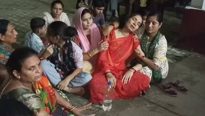 छात्र तेजस द्विवेदी मौत प्रकरण में नया मोड़, मां की तहरीर पर स्कूल प्रबंधक और प्रधानाचार्य पर गैर इरादतन हत्या का मुकदमा दर्ज
परीक्षा के दौरान मारपीट का आरोप, छात्र की मौत के बाद परिजनों की शिकायत पर पुलिस ने दर्ज की एफआईआर
स्कूल प्रबंधन पर गंभीर आरोप, जांच के बाद होगी आगे की वैधानिक कार्रवाई
✒️रिपोर्ट अजय श्रीवास्तव
फतेहपुर। जनपद के चर्चित छात्र तेजस द्विवेदी मौत प्रकरण में शुक्रवार को बड़ा घटनाक्रम सामने आया। मृतक छात्र की मां नीलम देवी की तहरीर पर कोतवाली पुलिस ने सरस्वती बाल मंदिर इंटर कॉलेज, शिवपुरम के प्रबंधक राकेश त्रिवेदी एवं प्रधानाचार्य सक्षम त्रिवेदी के विरुद्ध गैर इरादतन हत्या सहित संबंधित धाराओं में मुकदमा दर्ज कर लिया है। मामला दर्ज होने के बाद पूरे जिले में इस प्रकरण को लेकर चर्चाओं का दौर तेज हो गया है।
प्रार्थना पत्र के अनुसार, सिविल लाइन निवासी नीलम देवी ने पुलिस को बताया कि उनका पुत्र तेजस्व द्विवेदी उर्फ तेजस सरस्वती बाल मंदिर इंटर कॉलेज में कक्षा 12 का छात्र था। 26 अगस्त की सुबह वह परीक्षा देने विद्यालय गया था। दोपहर तक घर वापस न लौटने पर उन्होंने विद्यालय के प्रधानाचार्य सक्षम त्रिवेदी से मोबाइल पर संपर्क किया। आरोप है कि प्रधानाचार्य ने बताया कि छात्र नकल करते हुए पकड़ा गया था और उसे रस्टिकेट करते हुए 1500 रुपये का जुर्माना लगाया गया है। जब उन्होंने बेटे के घर न लौटने का कारण पूछा तो उन्हें कोई स्पष्ट जानकारी नहीं दी गई।
तहरीर के अनुसार, दोपहर करीब 2 बजे एक अज्ञात व्यक्ति ने फोन कर सूचना दी कि उनका पुत्र मेडिकल कॉलेज में भर्ती है। परिजन तत्काल अस्पताल पहुंचे, जहां छात्र गंभीर हालत में भर्ती मिला। शिकायत में आरोप लगाया गया है कि अस्पताल में छात्र ने अपनी मां को बताया कि प्रधानाचार्य सक्षम त्रिवेदी ने प्रबंधक राकेश त्रिवेदी के निर्देश पर डंडों से उसकी पिटाई की, जिससे उसे गंभीर चोटें आईं। इलाज के दौरान छात्र की मृत्यु हो गई।
मृतक की मां ने आरोप लगाया कि बेटे के अंतिम संस्कार के बाद उन्होंने पूरी घटना की लिखित शिकायत पुलिस को दी। पुलिस ने तहरीर के आधार पर सरस्वती बाल मंदिर इंटर कॉलेज के प्रबंधक राकेश त्रिवेदी और प्रधानाचार्य सक्षम त्रिवेदी के विरुद्ध गैर इरादतन हत्या का मुकदमा दर्ज कर जांच शुरू कर दी है।
गौरतलब है कि इससे पहले पुलिस द्वारा जारी प्रारंभिक जानकारी में बताया गया था कि छात्र परीक्षा के दौरान अनुचित साधन (नकल) का प्रयोग करते हुए पकड़ा गया था तथा अन्य पहलुओं की जांच पुलिस एवं जिला विद्यालय निरीक्षक (DIOS) की संयुक्त टीम द्वारा की जा रही थी। अब परिजनों की तहरीर के आधार पर एफआईआर दर्ज होने के बाद मामले की जांच नए सिरे से आगे बढ़ेगी। पुलिस का कहना है कि सभी साक्ष्यों, पोस्टमार्टम रिपोर्ट, मेडिकल रिकॉर्ड, प्रत्यक्षदर्शियों के बयान और जांच में सामने आने वाले तथ्यों के आधार पर निष्पक्ष एवं विधिसम्मत कार्रवाई की जाएगी।
यह मामला शिक्षा संस्थानों में विद्यार्थियों के साथ व्यवहार, अनुशासनात्मक कार्रवाई की प्रक्रिया तथा छात्र सुरक्षा को लेकर भी गंभीर प्रश्न खड़े करता है। पूरे प्रकरण पर जिले भर की निगाहें टिकी हुई हैं और लोग निष्पक्ष जांच के परिणाम का इंतजार कर रहे हैं।
🟥 एनडी न्यूज़ प्रशासन से अपील करता है कि इस संवेदनशील मामले की निष्पक्ष, पारदर्शी और समयबद्ध जांच कराई जाए तथा जो भी तथ्य सामने आएं, उनके आधार पर कानून के अनुसार कार्रवाई सुनिश्चित की जाए। विद्यालयों में विद्यार्थियों की सुरक्षा सर्वोच्च प्राथमिकता होनी चाहिए और अनुशासनात्मक कार्रवाई भी निर्धारित नियमों एवं मानवीय गरिमा के अनुरूप होनी चाहिए।
जनहित सुझाव
विद्यालयों में विद्यार्थियों के साथ शारीरिक दंड के स्थान पर परामर्श एवं सकारात्मक अनुशासन व्यवस्था अपनाई जाए।
अभिभावक और विद्यालय प्रबंधन के बीच नियमित संवाद बनाए रखा जाए।
किसी भी गंभीर घटना की सूचना तत्काल परिजनों और प्रशासन को दी जाए।
शिक्षा संस्थानों में सीसीटीवी, शिकायत निवारण तंत्र एवं छात्र सुरक्षा व्यवस्था को और मजबूत किया जाए।
प्रशासन मामले की निष्पक्ष जांच कर दोषी पाए जाने वालों के विरुद्ध कानून के अनुसार कार्रवाई सुनिश्चित करे।
👇👇👇
#NDNEWS #दैनिकनिष्पक्षधारा #Fatehpur #TejasDwivedi #SaraswatiBalMandir #SchoolNews #UPPolice #Education #StudentSafety #BreakingNews #DIOS #JusticeForTejas
👇👇
@dgpup
@RSSorg
@UPGovt
@wpl1090
@RSSgeet
@Uppolice
@MIB_India
@PMOIndia
@HMOIndia
@abmanglik
@VHPDigital
@igrangealld
@myogioffice
@InfoDeptUP
@dmfatehpur
@sdmsadarftp
@CMOfficeUP
@CMOUP_RC
@UPPRD1948
@ChiefSecyUP
@ChiefSecyUP
@MahantYogiG
@FatehpurSdm
@fatehpurpolice
@BajrangDalOrg
@rashtrapatibhvn
@UPMahilaKalyan
@112UttarPradesh
@myogiadityanath
@CommissionerPrg
@ADGZonPrayagraj
@basicshiksha_up
@upgovtgd
👇👇
🟥 ND NEWS | दैनिक निष्पक्ष धारा
मुख्य संपादक / संस्थापक: राजन सिंह हाड़ा
सह-संपादक: शालिनी सिंह भदौरिया
📍 कार्यालय-3: U158, हीरा स्वीट्स के पास, विकास मार्ग, लक्ष्मी नगर, पूर्वी दिल्ली, पिन कोड – 110092 (NCR)
📍 कार्यालय-2: विधानसभा रोड, बर्लिंगटन चौराहा, लखनऊ 226001 (UP)
📍 कार्यालय-1: 1/1 अटल बिहारी चौराहा, नियर बर्मा चौराहा, फतेहपुर 212601 (UP)
📅 दिनांक: 28 अगस्त 2026
📆 दिन: शुक्रवार
📧 Email: ndnewschannel@gmail.com
📞 मोबाइल: 096961 096961 19696