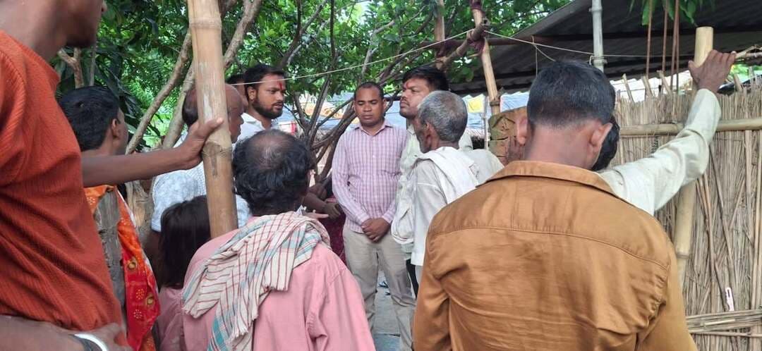 दुबारी के धूस पूरवा में सर्पदंश से रिंकू देवी की मौत, मासूम बच्चों ने खोया मां का साया — पीड़ित परिवार को मुआवजे और मदद की मांग
मऊ के दुबारी थाना क्षेत्र के धूस पूरवा में सर्पदंश से रिंकू देवी की मौत के बाद परिवार पर दुखों का पहाड़ टूट पड़ा है। सूचना पर परिजनों से मुलाकात कर उनकी आर्थिक और आवासीय स्थिति देखी गई, तो हालात बेहद चिंताजनक नजर आए। परिवार छप्पर के घर में रहने को मजबूर है और घर तक पहुंचने के लिए सड़क की सुविधा भी नहीं है।
दुबारी के धूस पूरवा में तूफानी चाचा के बेटे रामबली निषाद की पत्नी रिंकू देवी की सर्पदंश से मौत हो गई। रिंकू देवी अपने पीछे दो मासूम बच्चों को छोड़ गई हैं। एक बच्चा करीब छह माह का है, जबकि दूसरा लगभग दो साल का है। मां की मौत के बाद दोनों मासूमों के सिर से मां का साया उठ गया है।
पीड़ित परिवार की आर्थिक और आवासीय स्थिति भी बेहद खराब बताई जा रही है। परिवार छप्पर के मकान में रहने को मजबूर है और घर तक पहुंचने के लिए सड़क तक की सुविधा उपलब्ध नहीं है।
बताया जा रहा है कि संभवत: कल रिंकू देवी के शव को पोस्टमार्टम के लिए भेजा जाएगा।
परिजनों से मुलाकात के बाद प्रशासन से मांग की गई है कि पीड़ित परिवार को नियमानुसार सर्पदंश का मुआवजा दिया जाए और परिवार की आर्थिक स्थिति को देखते हुए आवास समेत हर संभव सरकारी सहायता उपलब्ध कराई जाए