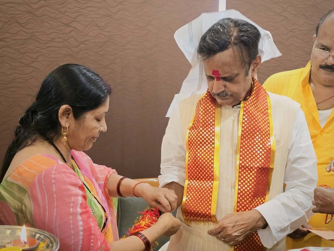 उप मुख्यमंत्री श्री Rajendra Shukla ने बहनों से बंधवाई राखी.
बहनों का स्नेह ही देश की वास्तविक ताकत - उप मुख्यमंत्री
___________________
उप मुख्यमंत्री श्री राजेंद्र शुक्ल की उपस्थिति में रक्षाबंधन का पावन पर्व सर्किट हाउस रीवा में बड़े ही उत्साह और हर्षोल्लास के साथ संपन्न हुआ। इस विशेष अवसर पर विभिन्न धर्म, सामाजिक संगठन और जिले भर की बड़ी संख्या में बहनों ने पधारकर उप मुख्यमंत्री को तिलक लगाया और रक्षासूत्र बांधा एवं उन्हें अपना स्नेह व आशीर्वाद प्रदान किया। बहनों ने उप मुख्यमंत्री जी के दीर्घायु और यशस्वी जीवन की प्रार्थना की। कार्यक्रम स्थल में उत्सव का माहौल देखने को मिला।
इस पावन अवसर पर बहनों से राखी बंधवाने के बाद उप मुख्यमंत्री राजेंद्र शुक्ल ने सभी का आभार व्यक्त करते हुए कहा कि बहनों का स्नेह और आशीर्वाद ही देश की वास्तविक ताकत है। उन्होंने कहा कि रक्षाबंधन केवल एक त्यौहार नहीं, बल्कि समाज में प्रेम, सद्भाव और नारी सम्मान का सशक्त माध्यम है। उन्होंने प्रदेश सरकार द्वारा महिलाओं के सशक्तिकरण और कल्याण के लिए चलाई जा रही विभिन्न योजनाओं का उल्लेख करते हुए सभी बहनों के सुखद, सुरक्षित भविष्य और उत्तम स्वास्थ्य की कामना की।
उप मुख्यमंत्री श्री शुक्ल ने रक्षाबंधन पर्व की शुभकामनाएँ देते हुए कहा कि बहनों और बेटियों का स्वस्थ, सुरक्षित और सशक्त होना परिवार और समाज की खुशहाली के लिए आवश्यक है। रक्षाबंधन के अवसर पर हमें यह संकल्प लेना चाहिए कि महिलाओं और बालिकाओं के स्वास्थ्य, पोषण और सम्मान को सर्वोच्च प्राथमिकता देंगे।
कार्यक्रम में जिला पंचायत अध्यक्ष श्रीमती नीता कोल, नगर निगम अध्यक्ष श्री व्यंकटेश पांडेय, भाजपा जिला अध्यक्ष श्री वीरेंद्र गुप्ता, नगर निगम नेता प्रतिपक्ष श्री दीनानाथ वर्मा सहित अन्य जनप्रतिनिधि भी उपस्थित रहकर बहनों से रक्षा सूत्र बंधवा कर स्नेह व आशीर्वाद प्राप्त किया।
CM Madhya Pradesh Dr Mohan Yadav Office Of Rajendra Shukla Jansampark Madhya Pradesh
#rakshabandhan #रक्षाबंधन
#रीवा #Rewa
