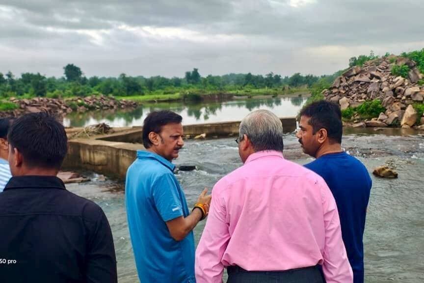 उप मुख्यमंत्री श्री Rajendra Shukla ने बसामन मामा गौवंश वन्य विहार का किया निरीक्षण
अति वर्षा से उत्पन्न जलभराव का लिया जायजा, व्यवस्था दुरुस्त करने के दिए निर्देश
_________________
उप मुख्यमंत्री श्री राजेंद्र शुक्ल ने आज प्रातः प्रसिद्ध बसामन मामा गौवंश वन्य विहार का निरीक्षण किया। निरीक्षण के दौरान उप मुख्यमंत्री ने गौ माता की पूजा-अर्चना कर उन्हें अपने हाथों से गुड़ एवं भूसा खिलाया और उनका आशीर्वाद प्राप्त किया। निरीक्षण के दौरान उप मुख्यमंत्री श्री शुक्ल ने गौवंश वन्य विहार में चल रही प्राकृतिक खेती की गतिविधियों, नए गौ-शेड्स के निर्माण तथा हाल ही में हुई अति वर्षा के कारण परिसर में निर्मित जलभराव की स्थिति का बारीकी से जायजा लिया तथा आवश्यक दिशा निर्देश दिए। इरीक्षण के दौरान पूर्व विधायक श्री केपी त्रिपाठी, स्थानीय जनप्रतिनिधि, विभागीय अधिकारीगण तथा गौ सेवक उपस्थित रहे।
गौवंश की देखभाल और स्वच्छता के दिए निर्देश -
परिसर का भ्रमण करते हुए उप मुख्यमंत्री ने उपस्थित अधिकारियों को निर्देश दिए कि गौ माता के रहन-सहन, हरे चारे, स्वच्छ पानी और संपूर्ण परिसर की स्वच्छता की समुचित व्यवस्था हर हाल में सुनिश्चित की जाए। उन्होंने स्पष्ट किया कि बारिश और जलभराव के कारण गौवंश को किसी भी प्रकार की बीमारी या असुविधा का सामना न करना पड़े। इसके लिए सभी आवश्यक सुधार कार्य तत्काल प्रभाव से पूरे किए जाएं।
गौ-संवर्धन और प्राकृतिक कृषि ग्रामीण अर्थव्यवस्था के लिए वरदान -
उप मुख्यमंत्री श्री शुक्ल ने गौवंश संवर्धन के साथ-साथ गौवंश वन्य विहार परिसर में की जा रही प्राकृतिक खेती के मॉडल का अवलोकन कर सराहना की। उप मुख्यमंत्री ने कहा कि गौवंश की रक्षा और संवर्धन के साथ-साथ प्राकृतिक खेती का यह मॉडल न केवल पर्यावरण के लिए आवश्यक है, बल्कि किसानों को आत्मनिर्भर बनाने की दिशा में एक क्रांतिकारी कदम है और ग्रामीण अर्थव्यवस्था के लिए वरदान है। श्री शुक्ल ने कहा कि बसामन मामा गौवंश वन्य विहार में जिस प्रकार गोबर और गोमूत्र के माध्यम से जैविक खाद एवं प्राकृतिक कीटनाशक तैयार कर खेती की जा रही है, वह पूरे विंध्य क्षेत्र के किसानों के लिए एक अनुकरणीय उदाहरण है। यहाँ गौ-आधारित खादों से उपजाए जा रहे उत्पाद न केवल गुणवत्तापूर्ण हैं, बल्कि मानव स्वास्थ्य के लिए भी अत्यंत लाभकारी हैं। उन्होंने मौके पर मौजूद कृषि एवं प्रशासनिक अधिकारियों को निर्देश दिए कि बसामन मामा में किए जा रहे प्राकृतिक खेती के सफल प्रयोगों का प्रचार-प्रसार आस-पास के गांवों में किया जाए, ताकि स्थानीय किसान भी इससे प्रेरणा लेकर प्राकृतिक कृषि को अपना सकें।
CM Madhya Pradesh Dr Mohan Yadav Office Of Rajendra Shukla Jansampark Madhya Pradesh
#Rewa #रीवा