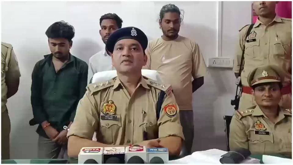 टहरौली में शराब ठेके से चोरी का खुलासा
झांसी के टहरौली में सरकारी शराब के ठेके से चोरी के मामले में पुलिस ने आरोपियों को चोरी के माल समेत गिरफ्तार कर लिया। पुलिस ने 2 पेटी देशी शराब, ₹2,400 नकद और वारदात में प्रयुक्त स्विफ्ट डिजायर कार बरामद की है। मामले में आगे की कानूनी कार्रवाई जारी है।
क्षेत्राधिकारी टहरौली रक्षपाल सिंह ने दी जानकारी।
#BundeliTimes #JhansiNews #Jhansi #JhansiPolice #TahrauliJhansiNews #CrimeNews #PoliceAction