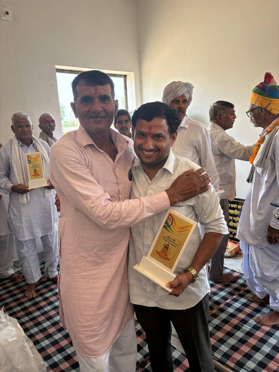 जाहरवीर गोगा जी महाराज के पावन मेले का आज से हुआ शुभारंभ
गोगामेड़ी/भादरा। जाहरवीर गोगा जी महाराज के पावन मेले का आज से विधिवत शुभारंभ हो गया। मेले के शुभारंभ अवसर पर अखिल भारतीय सर्व ब्राह्मण धर्मशाला में श्रद्धालुओं एवं यात्रियों की सुविधा के लिए विभिन्न व्यवस्थाएं की गई हैं।
इस अवसर पर अखिल भारतीय सर्व ब्राह्मण धर्मशाला में एक कमरे का दान करने वाले भामाशाह श्री वीरेंद्र जी शर्मा, शेरपुरा ने अपने कर-कमलों से कमरे का विधिवत लोकार्पण किया। सेवा और समर्पण की इस अनुकरणीय पहल पर आसपास के क्षेत्रों से पधारे ब्राह्मण समाज के गणमान्यजनों ने श्री वीरेंद्र जी शर्मा का साफा पहनाकर सम्मान किया तथा उनके सामाजिक एवं धार्मिक योगदान के लिए आभार व्यक्त किया।
धर्मशाला में मेले के दौरान आने वाले यात्रियों एवं श्रद्धालुओं के लिए सुविधाओं को सुचारू रूप से संचालित करने के लिए ब्राह्मण समाज के सदस्यों द्वारा विशेष सहयोग किया जा रहा है। समस्त ब्राह्मण परिवार द्वारा मेले में आने वाले श्रद्धालुओं का हार्दिक स्वागत एवं अभिनंदन किया जा रहा है।
मेले के दौरान साफ-सफाई एवं अन्य आवश्यक व्यवस्थाओं को लेकर धर्मशाला अध्यक्ष श्री विनोद जी शर्मा एवं सचिव श्री शंकरलाल शर्मा सहित उपस्थित ब्राह्मण समाज के सदस्यों ने प्रशासन को भी अवगत करवाया, ताकि मेले में आने वाले यात्रियों एवं श्रद्धालुओं को किसी प्रकार की असुविधा का सामना न करना पड़े।
धर्मशाला पदाधिकारी
अध्यक्ष: श्री विनोद जी शर्मा
सचिव: श्री शंकरलाल शर्मा
कोषाध्यक्ष: श्री भंवरलाल शर्मा
उपाध्यक्ष: श्री विकास जी शर्मा
इस पावन अवसर पर हनुमान जी शास्त्री, श्याम मंदिर पुजारी भादरा, अध्यापक महेंद्र जी शर्मा, भंवरलाल शर्मा, पवन कुमार शर्मा, अनिल शर्मा, घनीराम शर्मा, वेदप्रकाश शर्मा, खूबी राम, शिवकुमार शर्मा, गोपीराम शर्मा जोगीवाला, पवन कुमार शर्मा नेठराना, देवीलाल जी शर्मा, अध्यापक वीरेंद्र शर्मा शेरपुरा, महेंद्र जी शर्मा, गोपीराम शर्मा नेठराना, सीताराम शर्मा, मातू जी शर्मा, राधेश्याम शर्मा, राकेश कुमार शर्मा शेरपुरा, बेगराज शर्मा, हीरालाल शर्मा, महावीर जी शर्मा, रामकिशन शर्मा, जयवीर शर्मा व भारी संख्या में महिलाओं सहित आसपास के गांवों से पधारे अनेक ब्राह्मण बंधुओं ने अपनी उपस्थिति दर्ज करवाई एवं मेले की व्यवस्थाओं में सहयोग प्रदान किया।
समस्त ब्राह्मण परिवार द्वारा धर्मशाला एवं मेले की व्यवस्थाओं में पूर्ण सहयोग किया जा रहा है। किसी ने धन से, किसी ने मन से तो किसी ने श्रमदान एवं सेवा के माध्यम से इस पावन कार्य में अपना योगदान दिया है।
सेवा भी करेंगे, सहयोग भी करेंगे और सम्मान भी करेंगे—यही हमारी पहचान है।
जो भी धर्मप्रेमी एवं समाजसेवी इस सेवा कार्य में अपना सहयोग करना चाहते हैं, वे निम्न मोबाइल नंबरों पर संपर्क कर सकते हैं—
मोबाइल नंबर: 9783144609
मोबाइल नंबर: 9982042255
🚩 जाहरवीर गोगा जी महाराज की जय 🚩
🙏 जय गोगामेड़ी 🙏