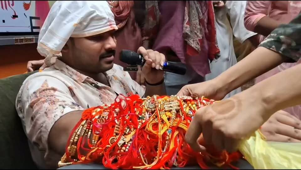रौशन आनंद सर रक्षाबंधन के मौके पर छात्रा से राखी बंधवाते हुए.!