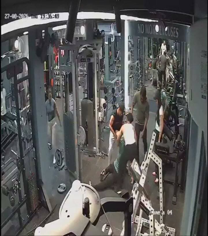Gym करते वक़्त डॉक्टर को हार्ट अटैक आया और कोई कुछ समझ पाता, तब तक मौत हो गई.
घटना असम की है. ये डॉक्टर रोज़ की तरह जिम में एक्सरसाइज कर रहे थे, इसी बीच अचानक मुंह के बल गिरे और मौत हो गई.