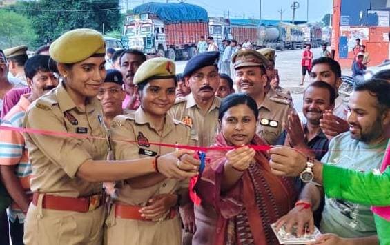 रामटेक चौराहे पर खुला नया पुलिस बूथ, महिला आरक्षियों ने काटा फीता
मीरजापुर। कोतवाली देहात क्षेत्र के रामटेक चौराहे पर नवनिर्मित पुलिस बूथ का शुक्रवार को पुलिस अधीक्षक अपर्णा रजत कौशिक ने विधि-विधान से पूजन के बाद महिला आरक्षियों से फीता कटवाकर उद्घाटन कराया।
पुलिस बूथ की स्थापना से क्षेत्र में पुलिस की नियमित मौजूदगी बढ़ेगी और स्थानीय नागरिकों, राहगीरों, दुकानदारों एवं व्यापारियों को आवश्यकता पड़ने पर त्वरित पुलिस सहायता मिल सकेगी। इसके साथ ही क्षेत्र में कानून-व्यवस्था और यातायात व्यवस्था को बेहतर बनाने में भी मदद मिलने की उम्मीद है।
उद्घाटन के दौरान एएसपी नगर नितेश सिंह, सीओ सदर जटाशंकर सिंह, प्रभारी निरीक्षक अमित मिश्रा सहित पुलिसकर्मी, जनप्रतिनिधि एवं बड़ी संख्या में ग्रामीण मौजूद रहे।
#TodayMirzapur #MirzapurNews #PoliceBooth #MirzapurPolice #LawAndOrder