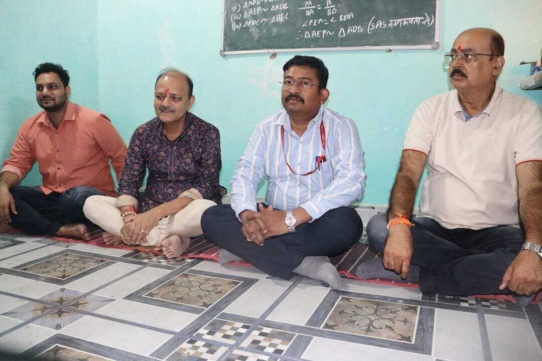 गांव पहुंचकर जिलाधिकारियों ने आदिवासी बहनों से बंधवाई राखी
----
सतना, 28 अगस्त 2026/ रक्षाबंधन के पावन अवसर पर कलेक्टर #सतना डॉ. सतीश कुमार एस के निर्देशन में जिले के वरिष्ठ अधिकारियों ने शुक्रवार को सोहावल जनपद अंतर्गत रामस्थान गांव पहुंचकर आदिवासी बहनों से राखी बंधवाई और भाई-बहन के स्नेह एवं आत्मीयता के पर्व को उनके साथ मनाया। अधिकारियों ने बहनों को मिठाई एवं उपहार भेंट कर रक्षाबंधन की शुभकामनाएं दीं। इस अवसर पर अपर कलेक्टर श्री विकास सिंह, सीईओ जिला पंचायत श्री Shailendra Singh , एसडीएम श्री राहुल सिलाडिया, नगर निगम के इंजीनियर श्री रोजल प्रताप सिंह, श्री मुकेश चतुर्वेदी सहित स्थानीय जनप्रतिनिधि एवं बड़ी संख्या में आदिवासी बहनें उपस्थित रहीं।
रक्षाबंधन के अवसर पर जिले के वरिष्ठ अधिकारियों को अपने बीच पाकर आदिवासी बहनें बेहद खुश और उत्साहित नजर आईं। उन्होंने मंगलगान के साथ अधिकारियों का भाई के रूप में आत्मीय स्वागत किया। बहनों ने पारंपरिक रूप से राखी की थाल सजाकर अधिकारियों के माथे पर तिलक लगाया और उनकी कलाई पर राखी बांधी। इसके बाद बहनों ने अधिकारियों का मुंह मीठा कराया।
अधिकारियों ने भी बहनों के प्रति स्नेह और सम्मान व्यक्त करते हुए उन्हें मिठाई एवं उपहार भेंट किए तथा रक्षाबंधन की शुभकामनाएं दीं। गांव में आयोजित यह आयोजन भाई-बहन के प्रेम, सामाजिक समरसता और आपसी विश्वास का भावपूर्ण संदेश दे गया। इस दौरान उपस्थित लोगों ने भी रक्षाबंधन पर्व की खुशियां एक-दूसरे के साथ साझा कीं।
CM Madhya Pradesh
Dr Mohan Yadav
#JansamparkMP