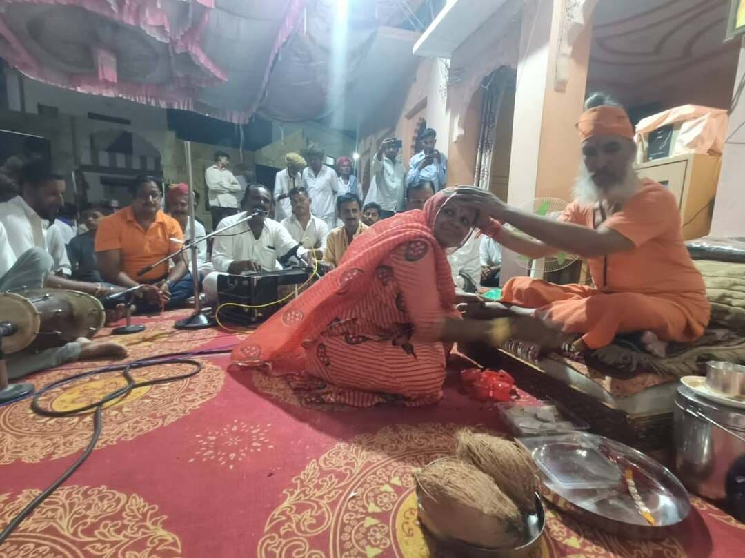 बाड़मेर: रक्षा बंधन के अवसर पर श्री चंचल प्राग मठ में भक्तों द्वारा संत महात्माओं को बांधी गई राखी लिया आशीर्वाद।