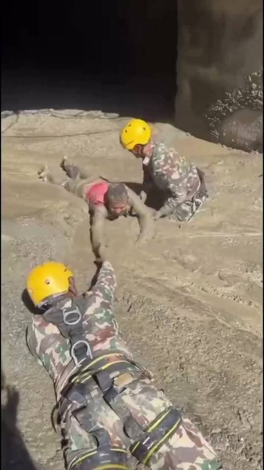 Nepal flood update –
यह वीडियो त्रिशूली हाइड्रो पॉवर प्रोजेक्ट का है, जहां नेपाली सेना के जवान टनल के अंदर फंसे मजदूरों को सुरक्षित निकाल रहे हैं।
नेपाल सरकार ने विदेशी रेस्क्यू टीमों की हेल्प ठुकरा दी है। नेपाल सरकार का कहना है कि वह खुद रेस्क्यू अभियान संभालने में सक्षम हैं।